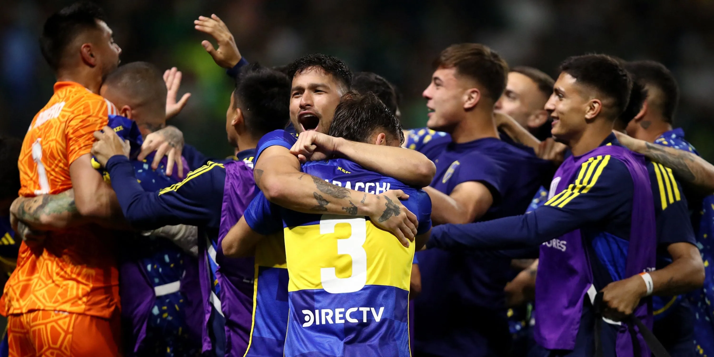 Hậu vệ Marcelo Saracchi của Boca Juniors ăn mừng cùng đồng đội sau bàn thắng
