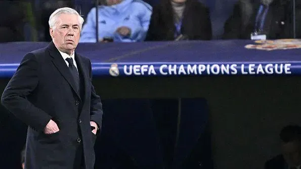 HLV Carlo Ancelotti đứng cạnh biểu tượng Champions League, người đã 3 lần vô địch cùng Real Madrid