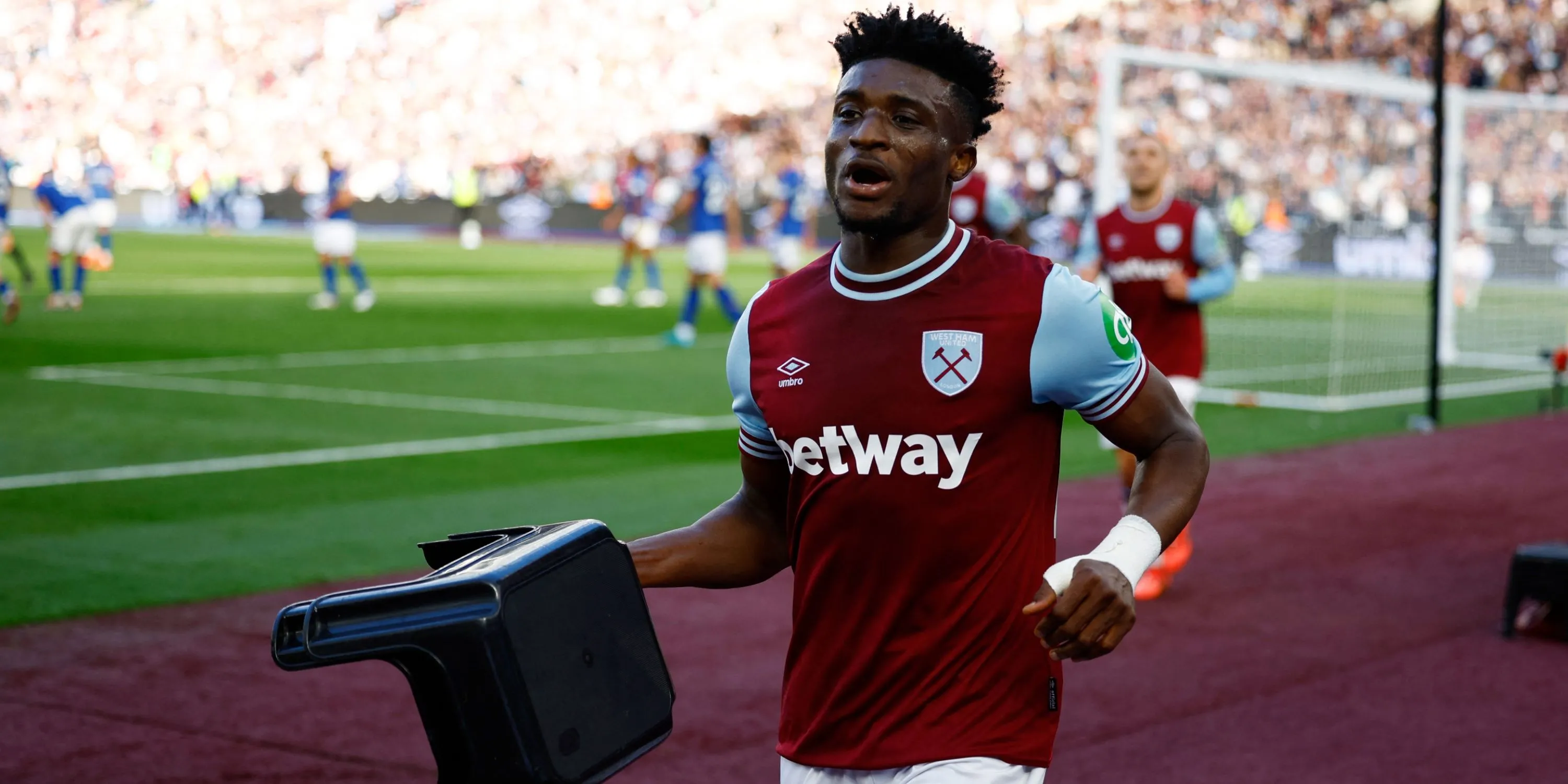 Mohammed Kudus thể hiện kỹ năng đi bóng trong trận đấu cho West Ham
