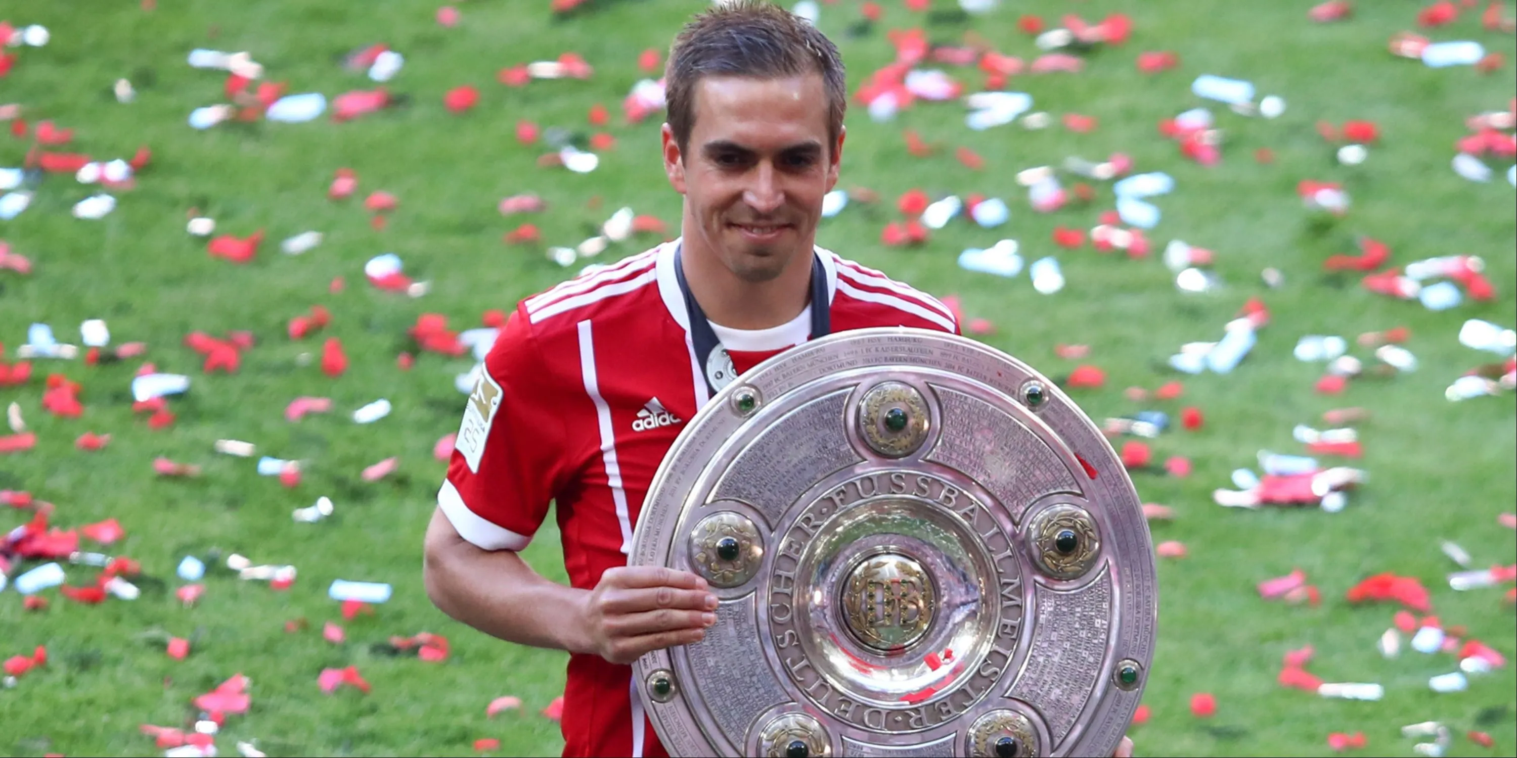 Philipp Lahm, cựu đội trưởng Bayern Munich, nâng cao chiếc đĩa bạc Bundesliga