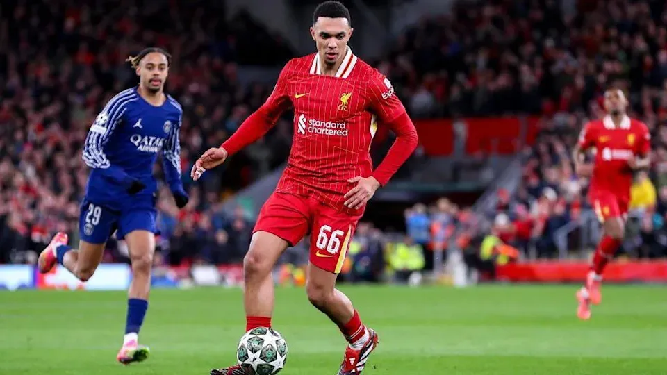 Trent Alexander-Arnold trong màu áo Liverpool, mục tiêu chuyển nhượng tiềm năng của Real Madrid