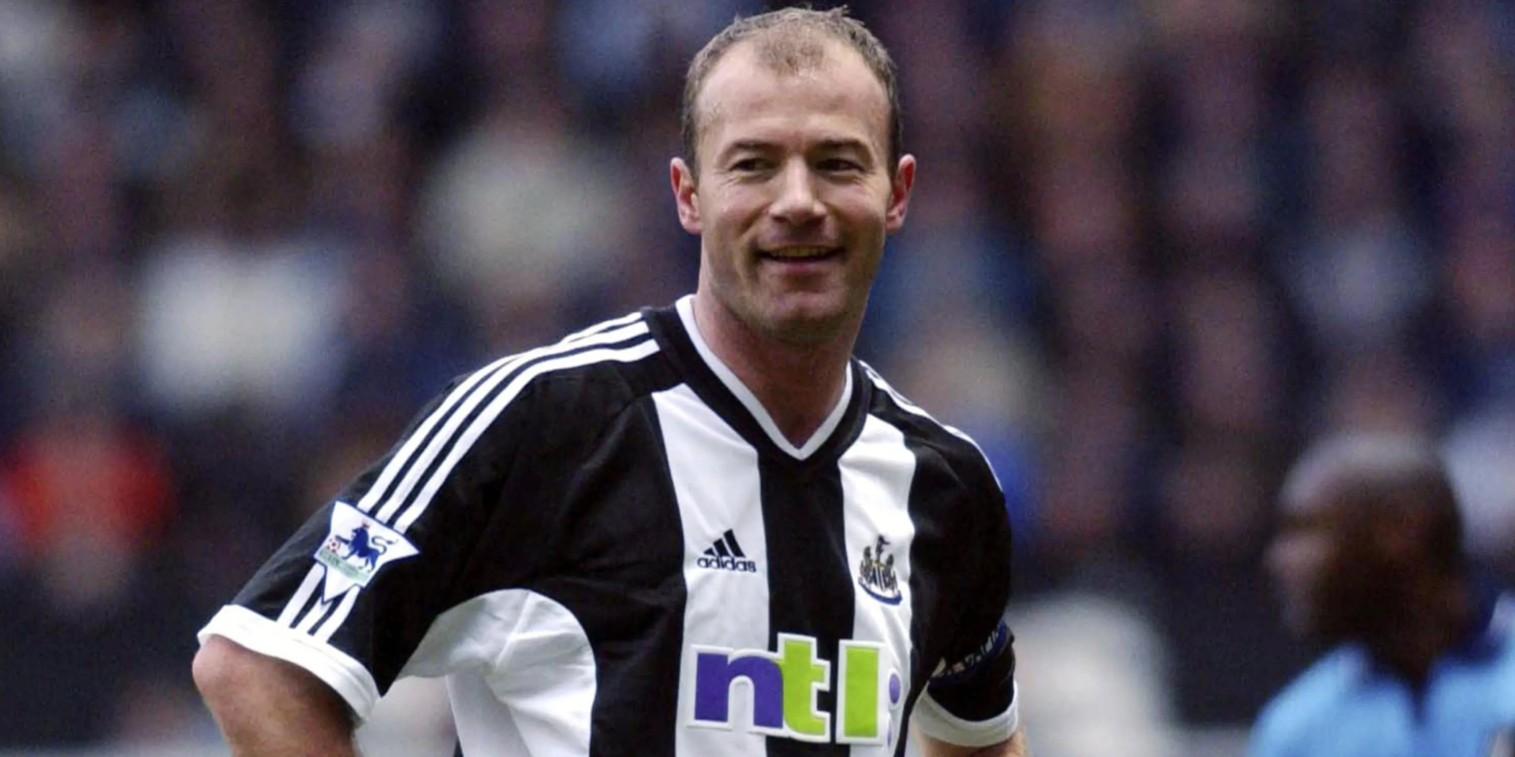 Alan Shearer trong màu áo Newcastle United ăn mừng bàn thắng