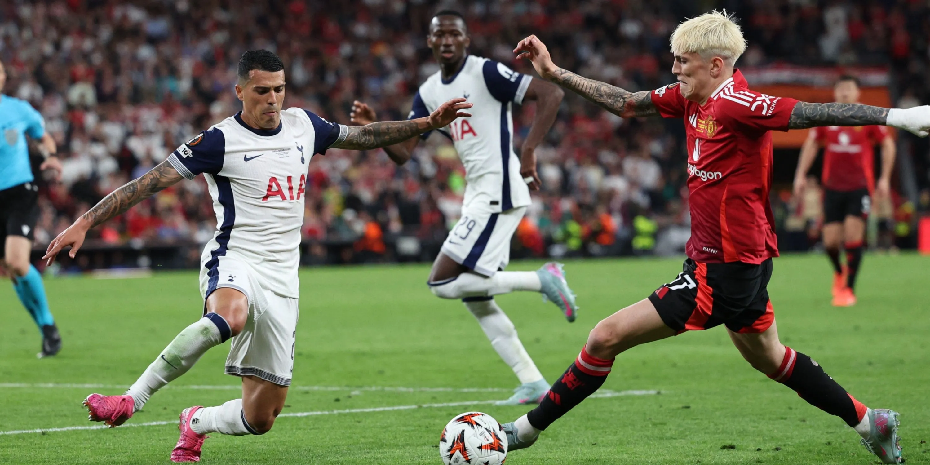 Alejandro Garnacho của MU đối đầu với Pedro Porro của Tottenham trong trận chung kết Europa League