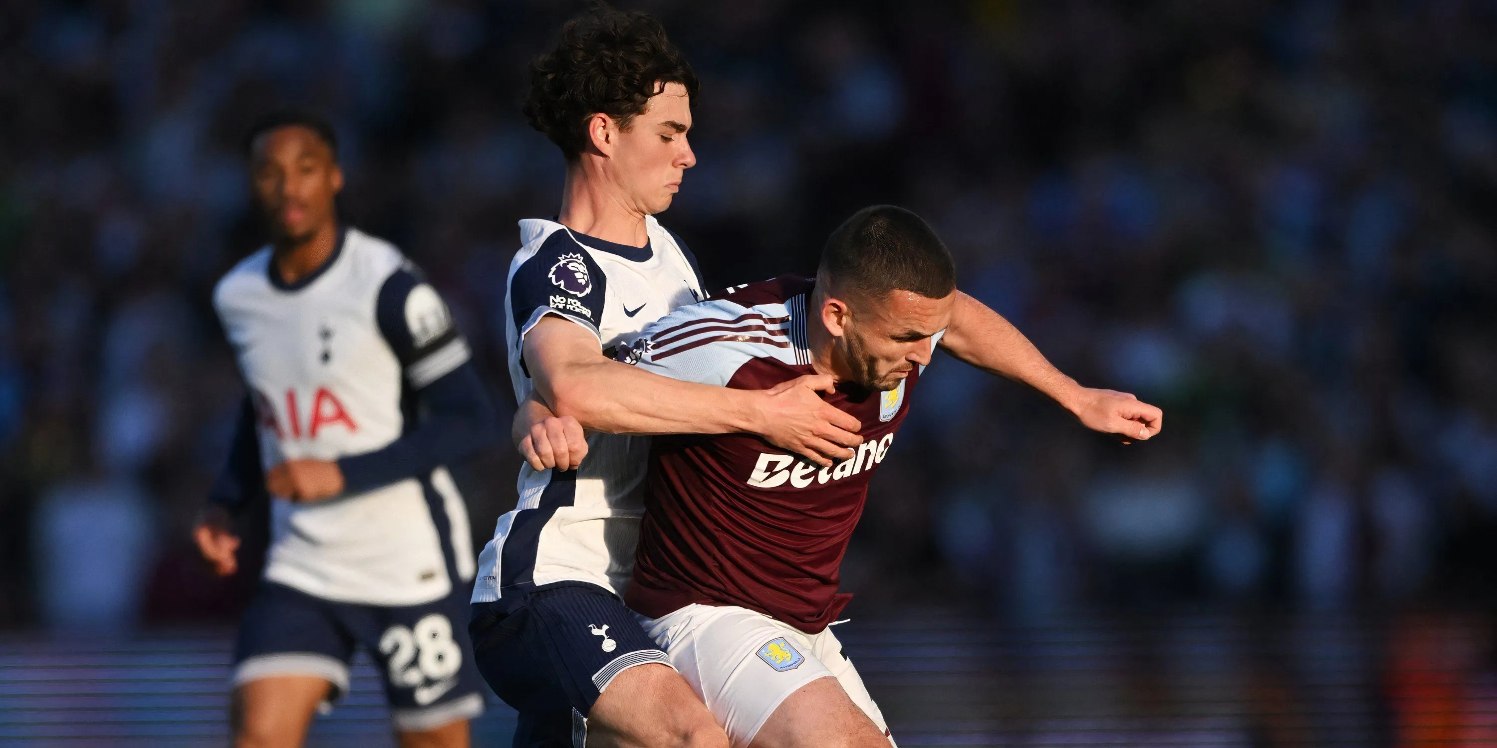 Archie Gray của Tottenham gặp khó khăn ở khu vực tiền vệ trong trận gặp Aston Villa