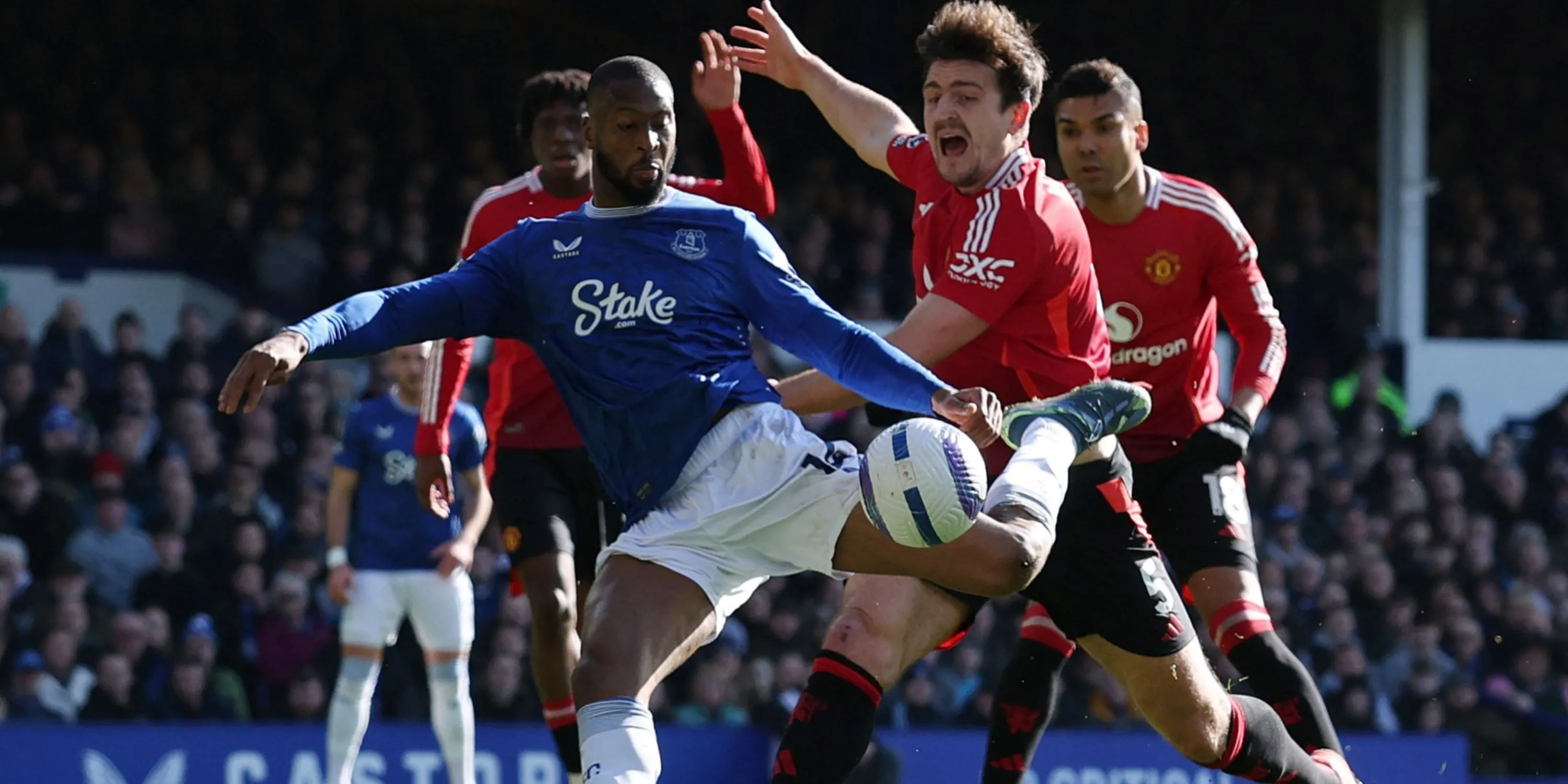 Beto ăn mừng bàn thắng vào lưới Manchester United trong màu áo Everton