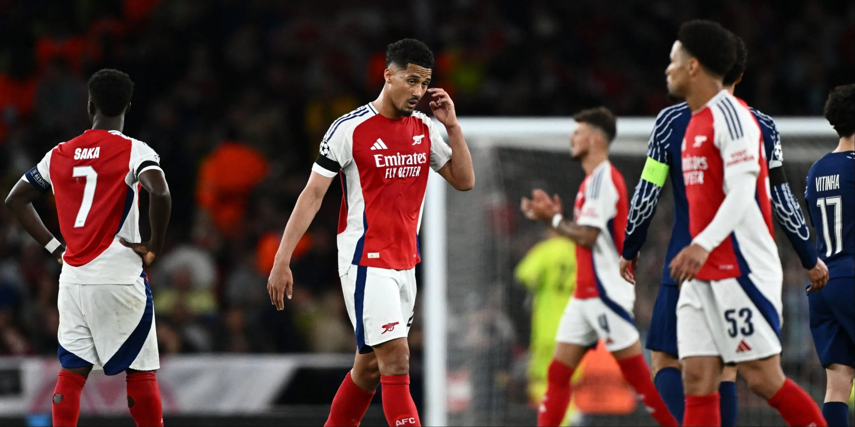 Bukayo Saka và William Saliba trong trận đấu của Arsenal với PSG tại Champions League