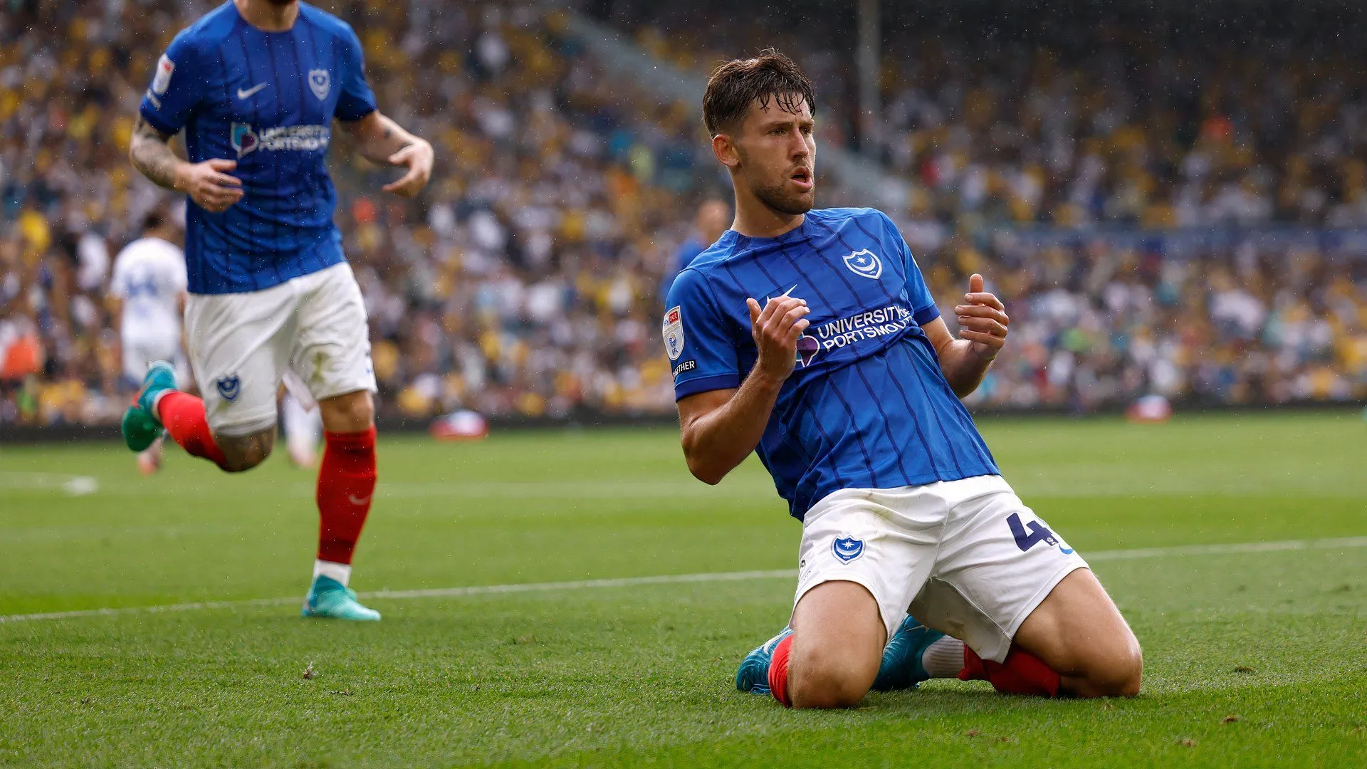 Callum Lang, tiền đạo của Portsmouth FC, ăn mừng bàn thắng