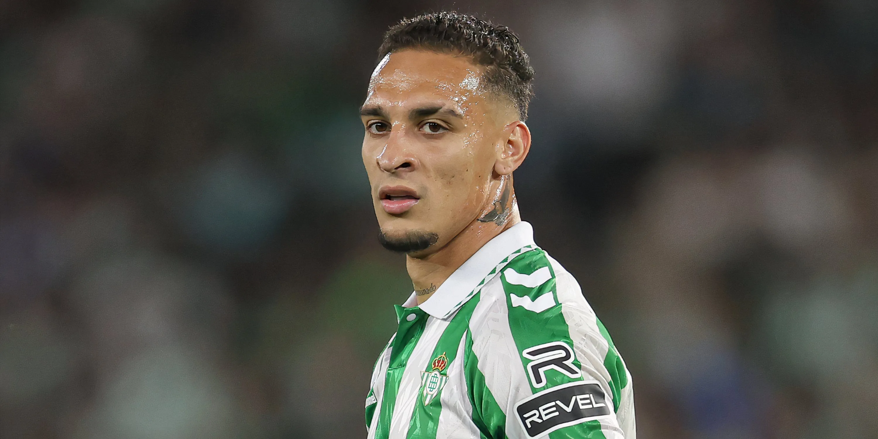 Cầu thủ Antony của Manchester United thực hiện pha đi bóng kỹ thuật