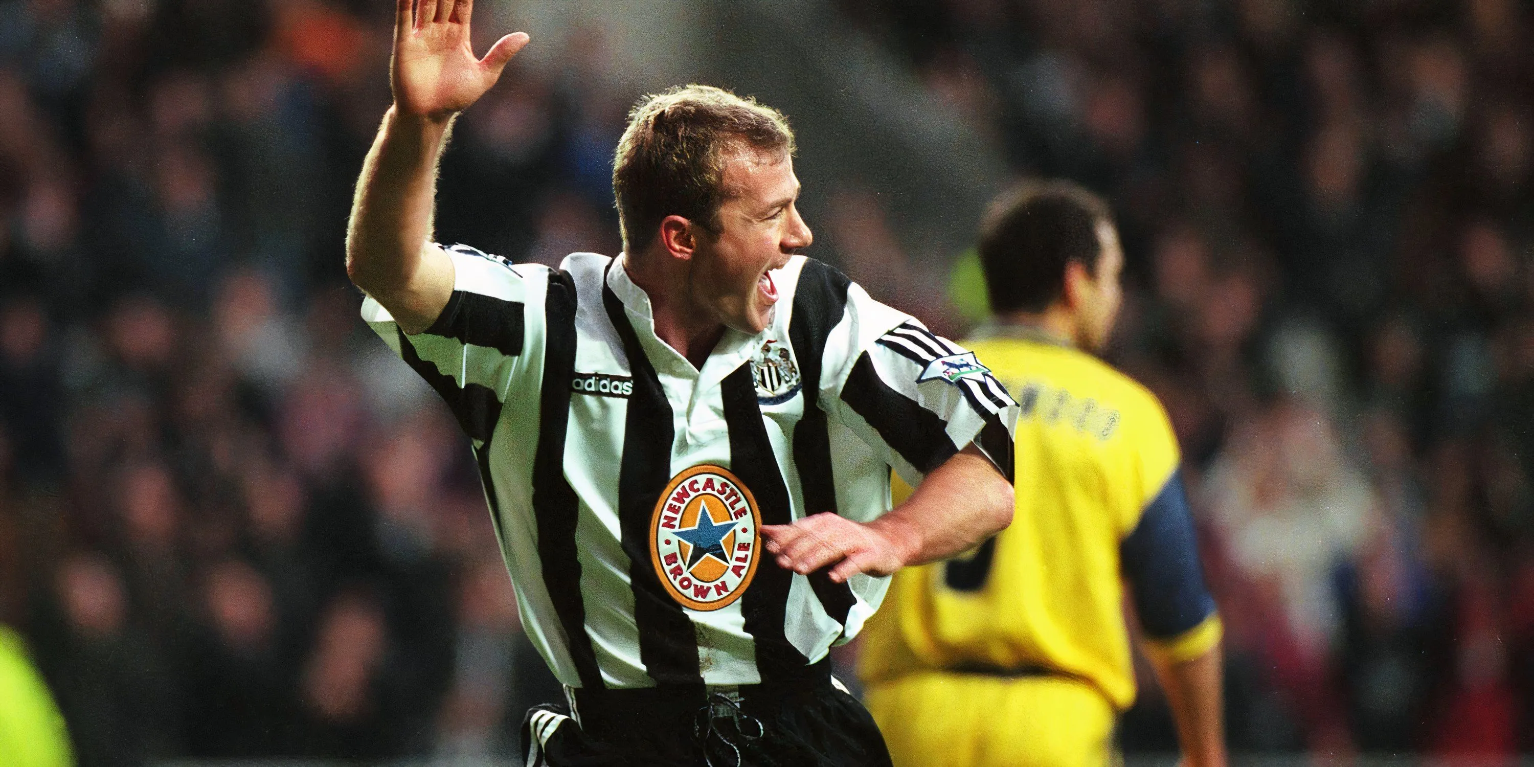 Chiếc áo đấu Newcastle United có tên huyền thoại Alan Shearer ở phía sau