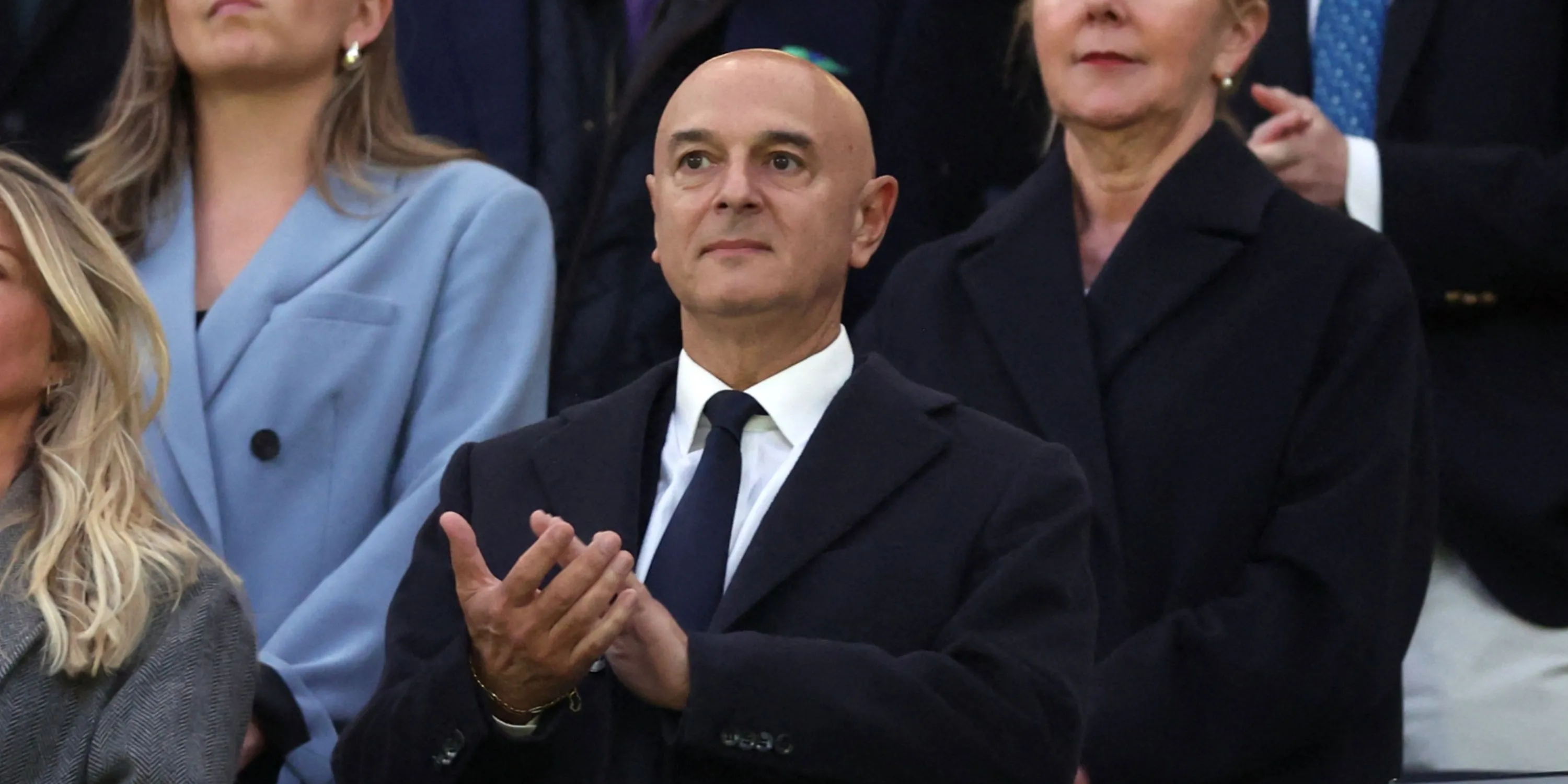 Chủ tịch Tottenham Daniel Levy trên sân tập trước trận đấu tại Premier League