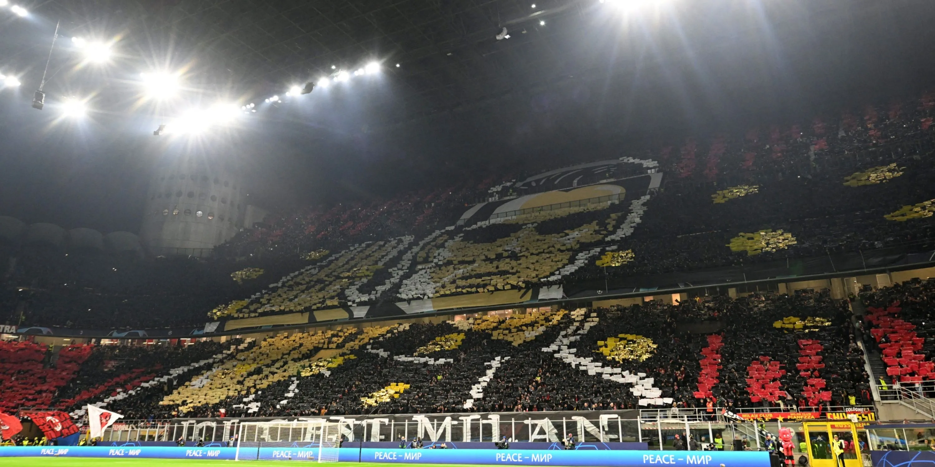 Cổ động viên AC Milan trưng bày biểu ngữ ấn tượng ở Curva Sud