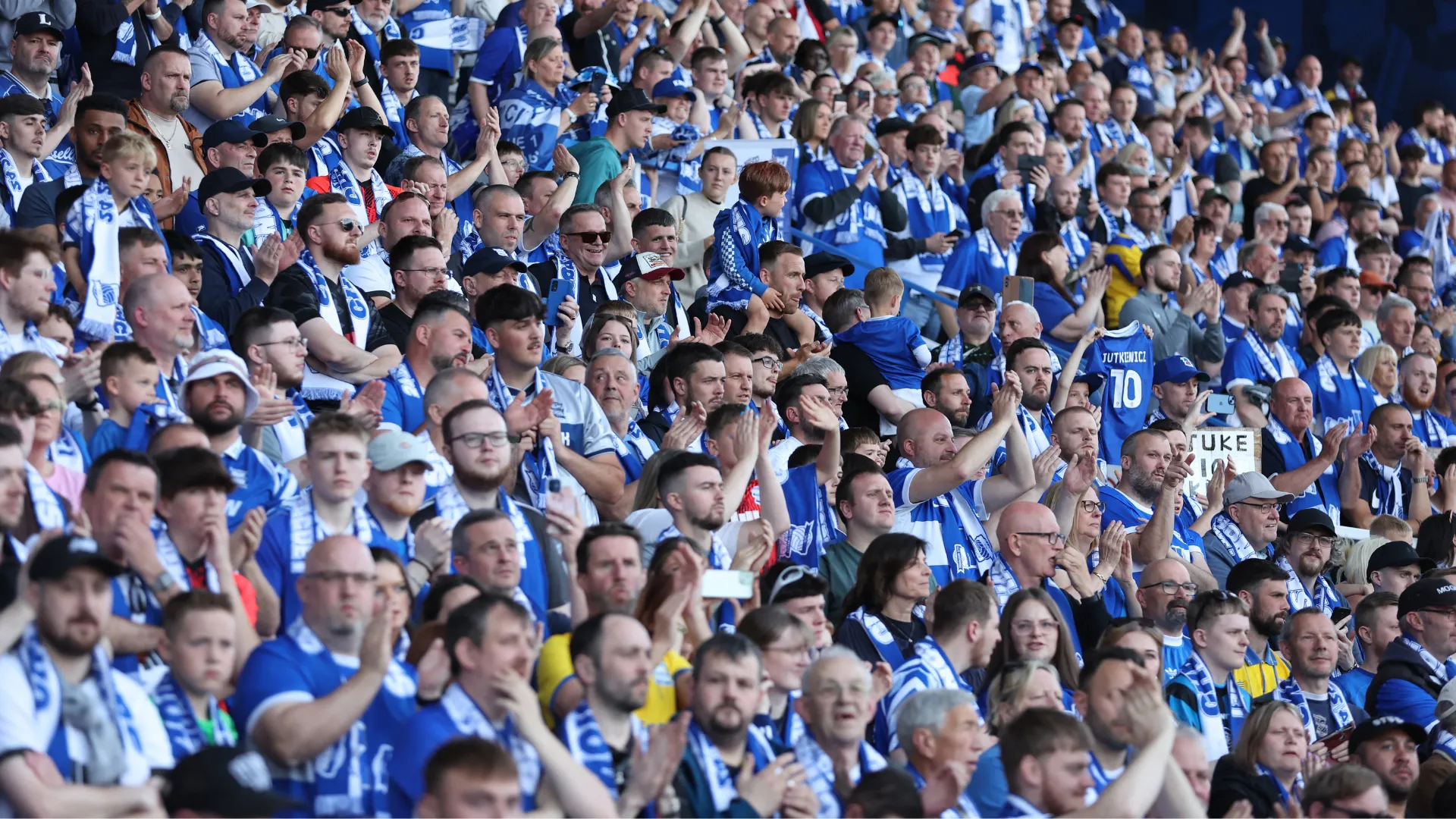 Cổ động viên Birmingham City ăn mừng trên khán đài St Andrew's