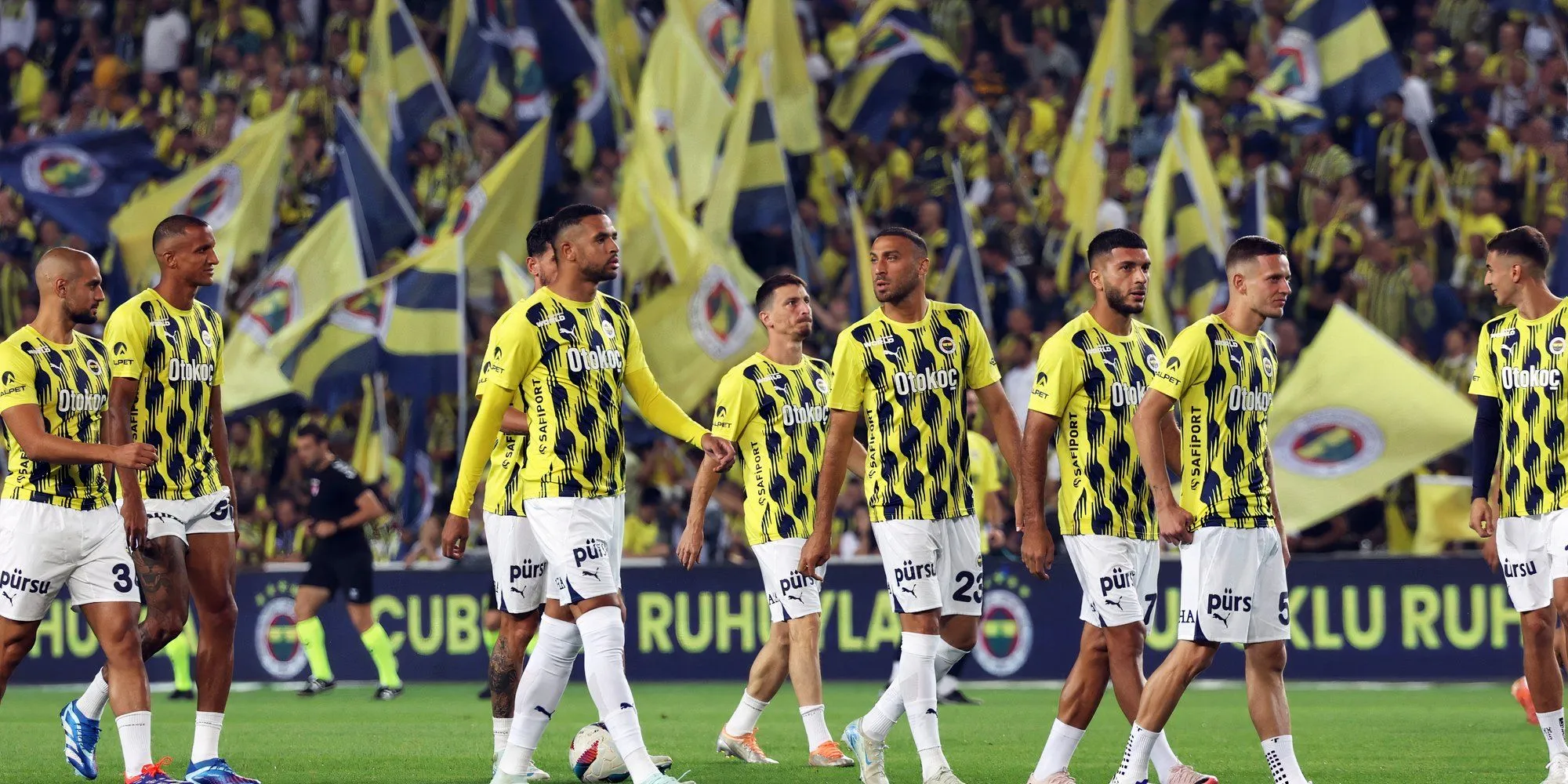 Cổ động viên Fenerbahce tạo hiệu ứng khói và pháo sáng rực rỡ trên khán đài