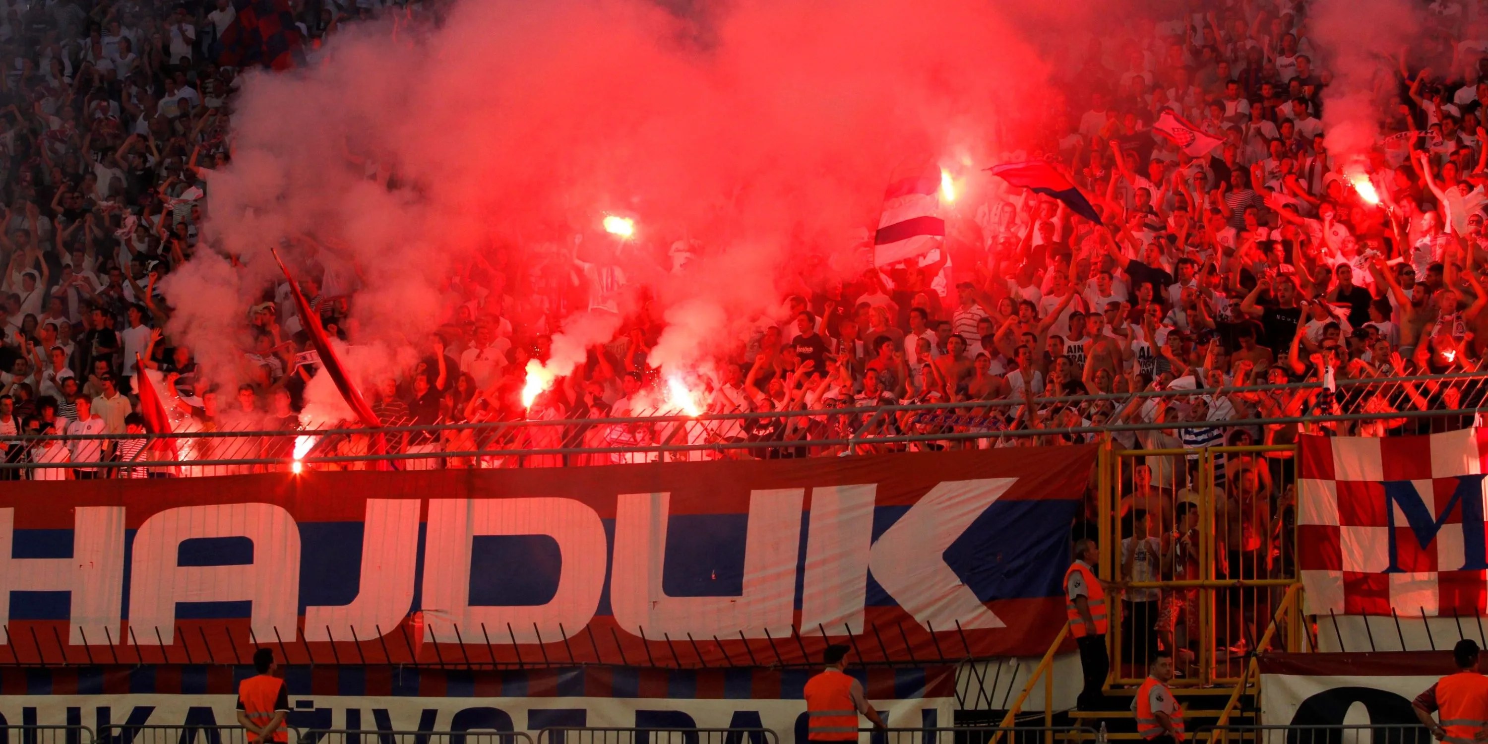 Cổ động viên Hajduk Split (Torcida) với màn trình diễn pháo sáng hoành tráng