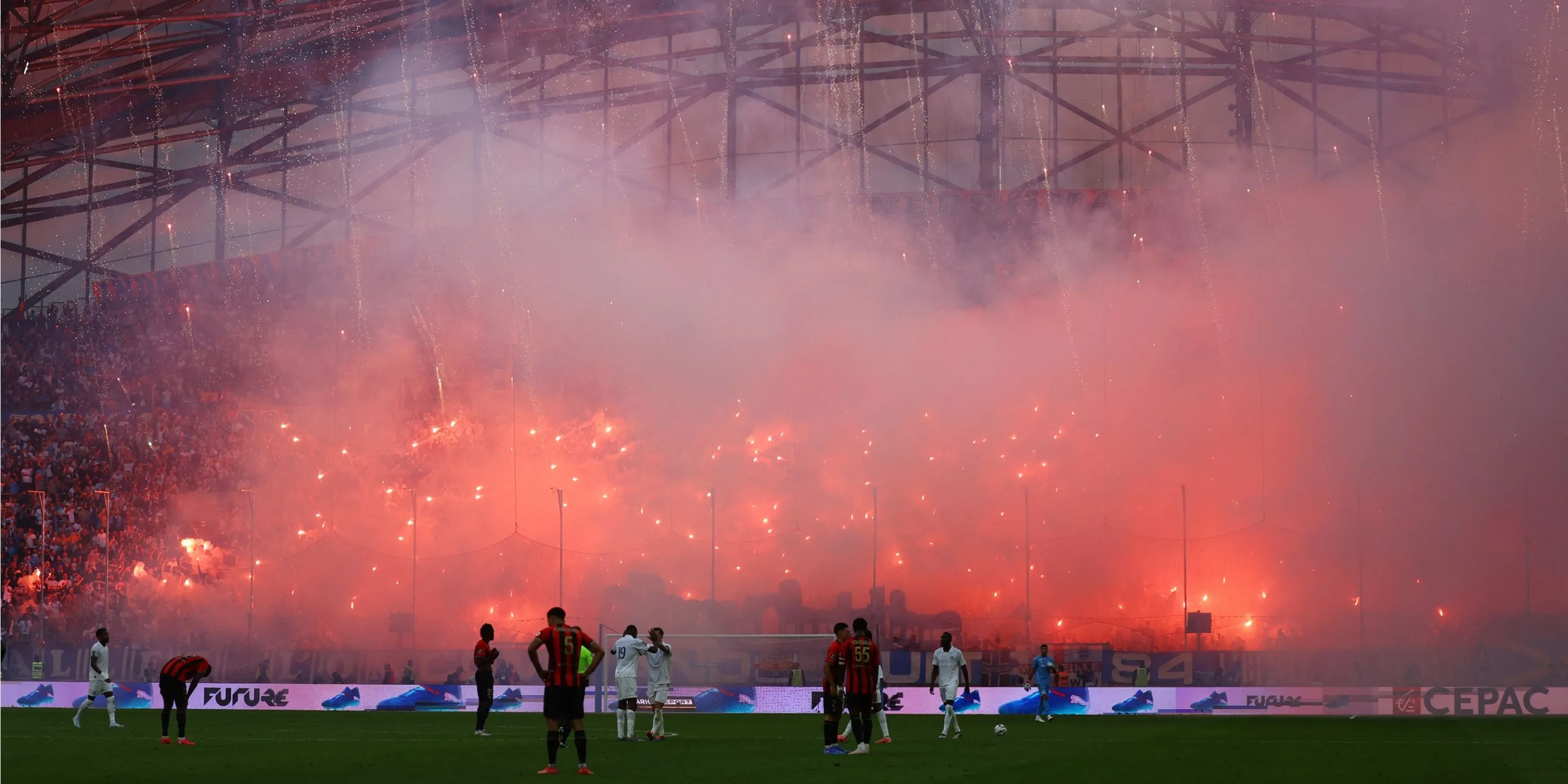 Cổ động viên Marseille đốt pháo sáng tạo không khí cuồng nhiệt