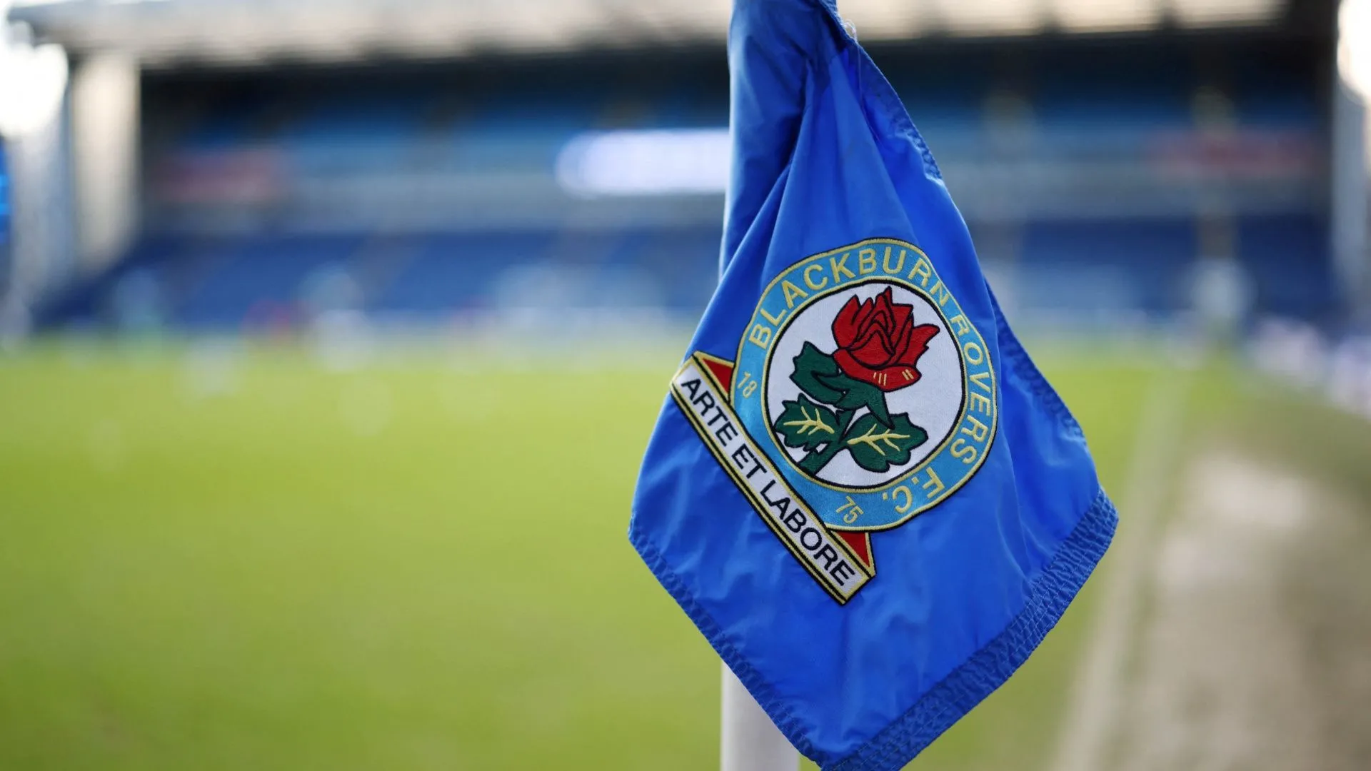 Cờ góc tại sân vận động Ewood Park của Blackburn Rovers