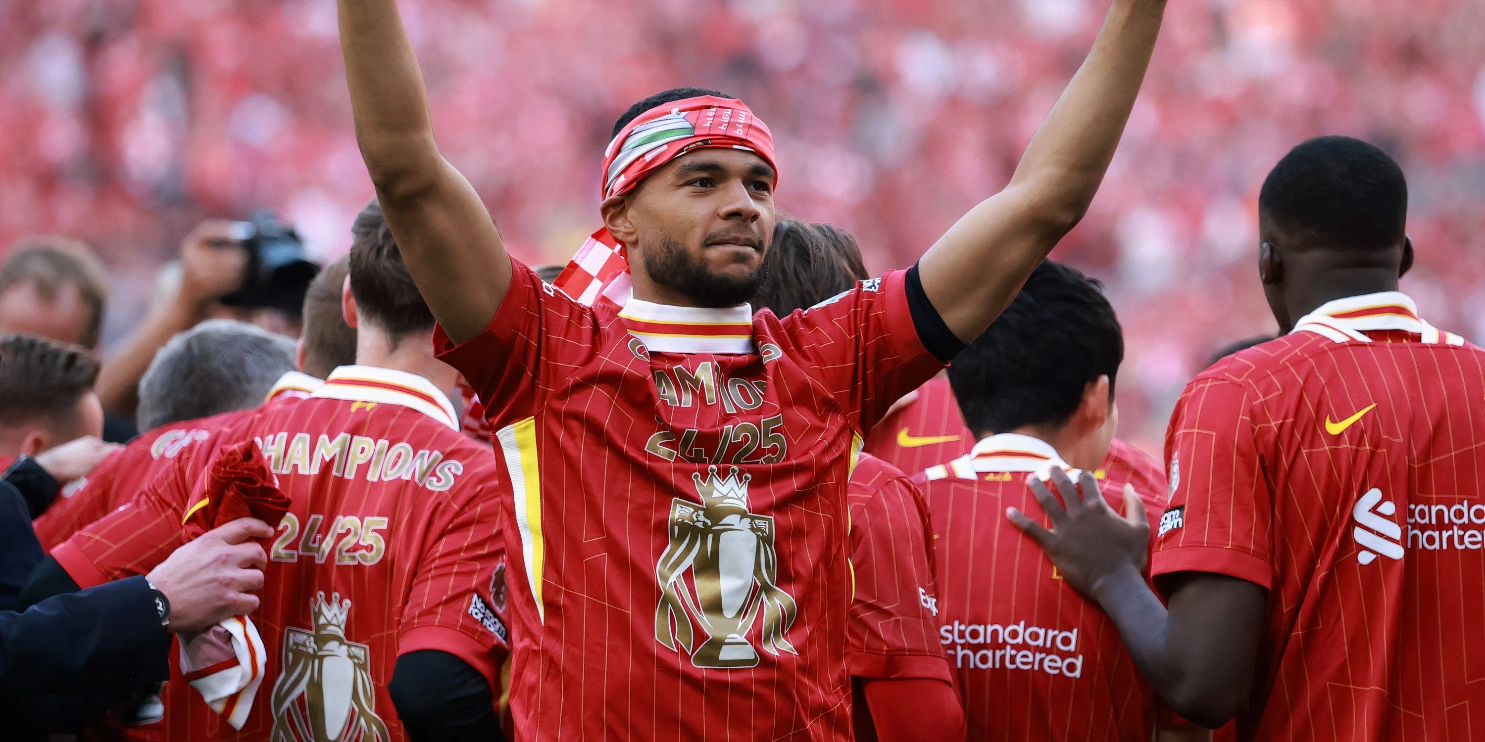 Cody Gakpo ăn mừng cùng Liverpool sau chức vô địch Premier League 2024-2025