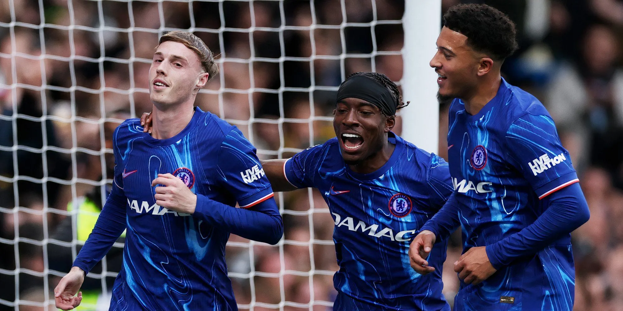 Cole Palmer cùng đồng đội ăn mừng sau chiến thắng quan trọng của Chelsea