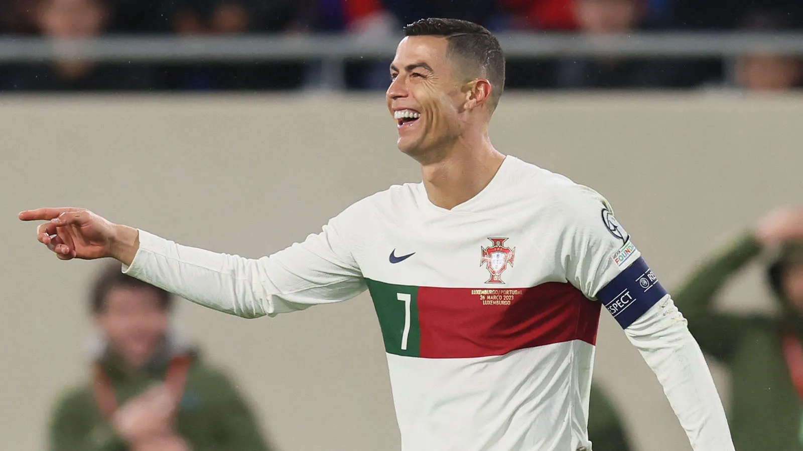 Cristiano Ronaldo trong màu áo đội tuyển Bồ Đào Nha tại trận đấu vòng loại Euro 2024 gặp Luxembourg