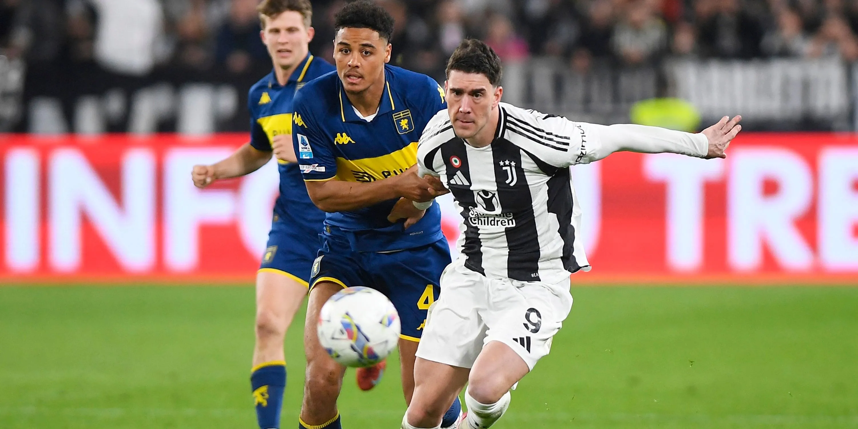 Dusan Vlahovic tranh chấp bóng với Koni De Winter của Genoa trong một trận đấu Serie A