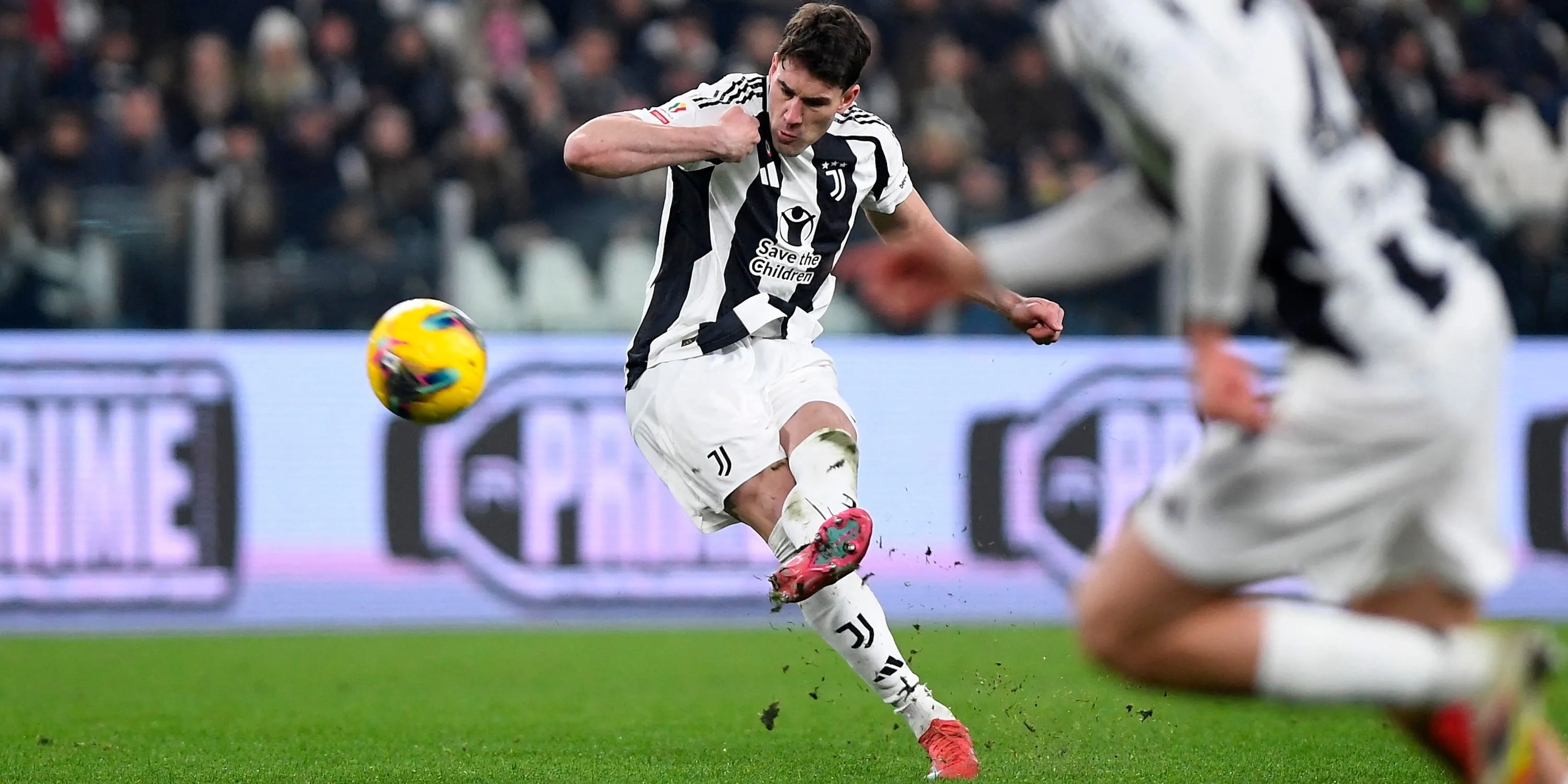 Dusan Vlahovic tung cú sút trong trận đấu của Juventus