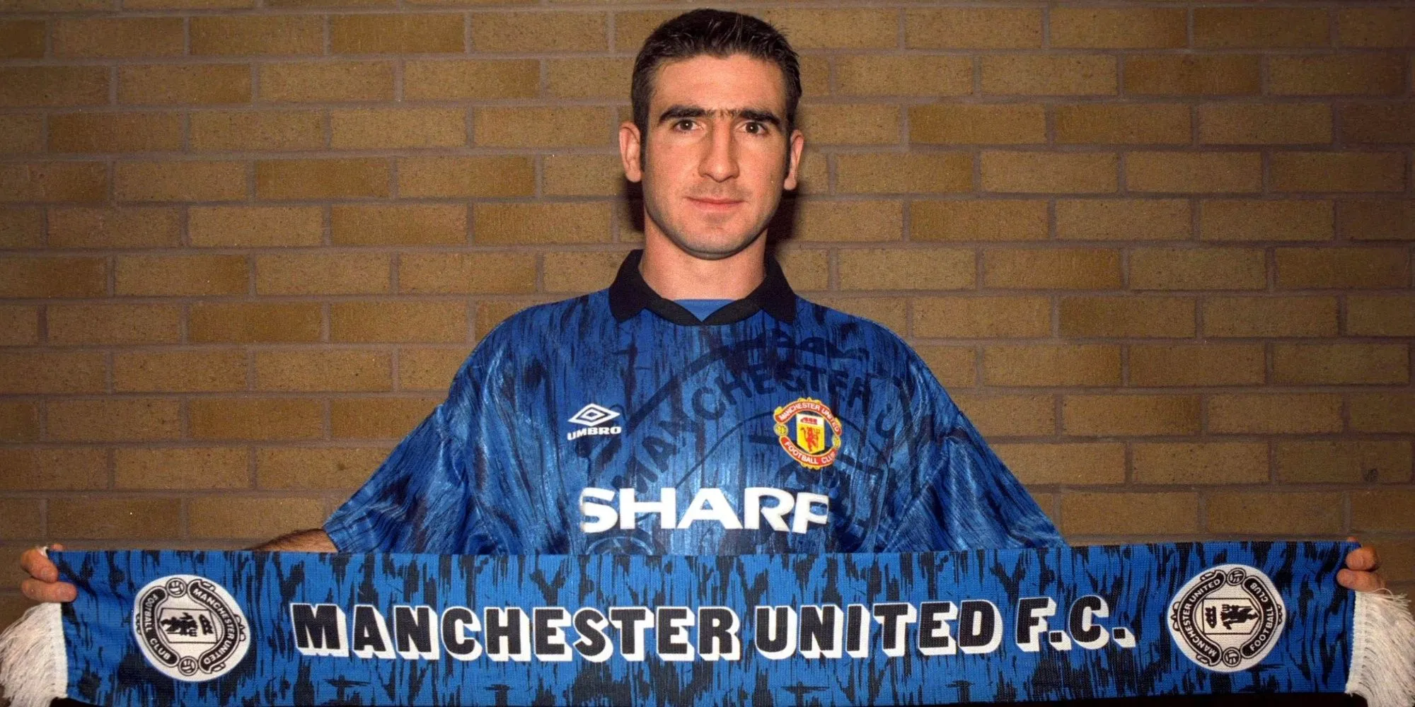 Eric Cantona trong màu áo Manchester United ăn mừng