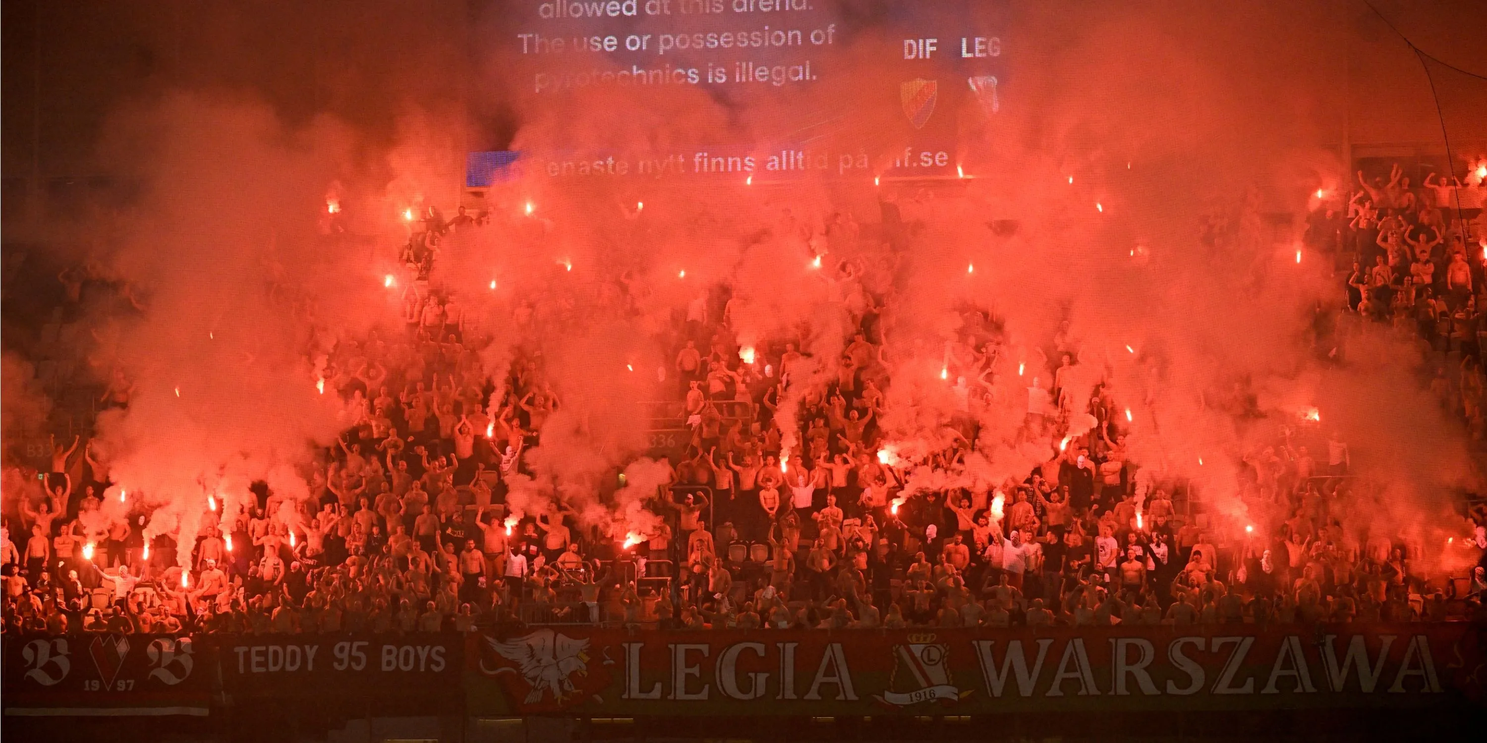 Fan Legia Warsaw đốt pháo sáng tạo không khí rực lửa trên sân vận động