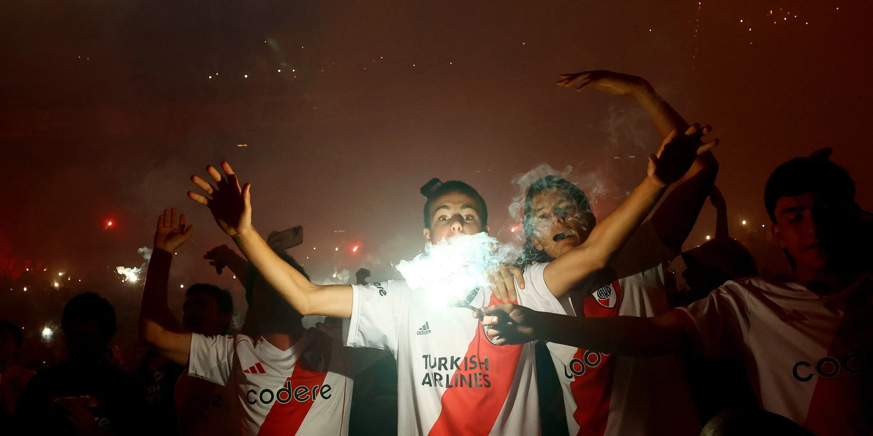 Fan River Plate cuồng nhiệt trước trận đấu tại sân nhà