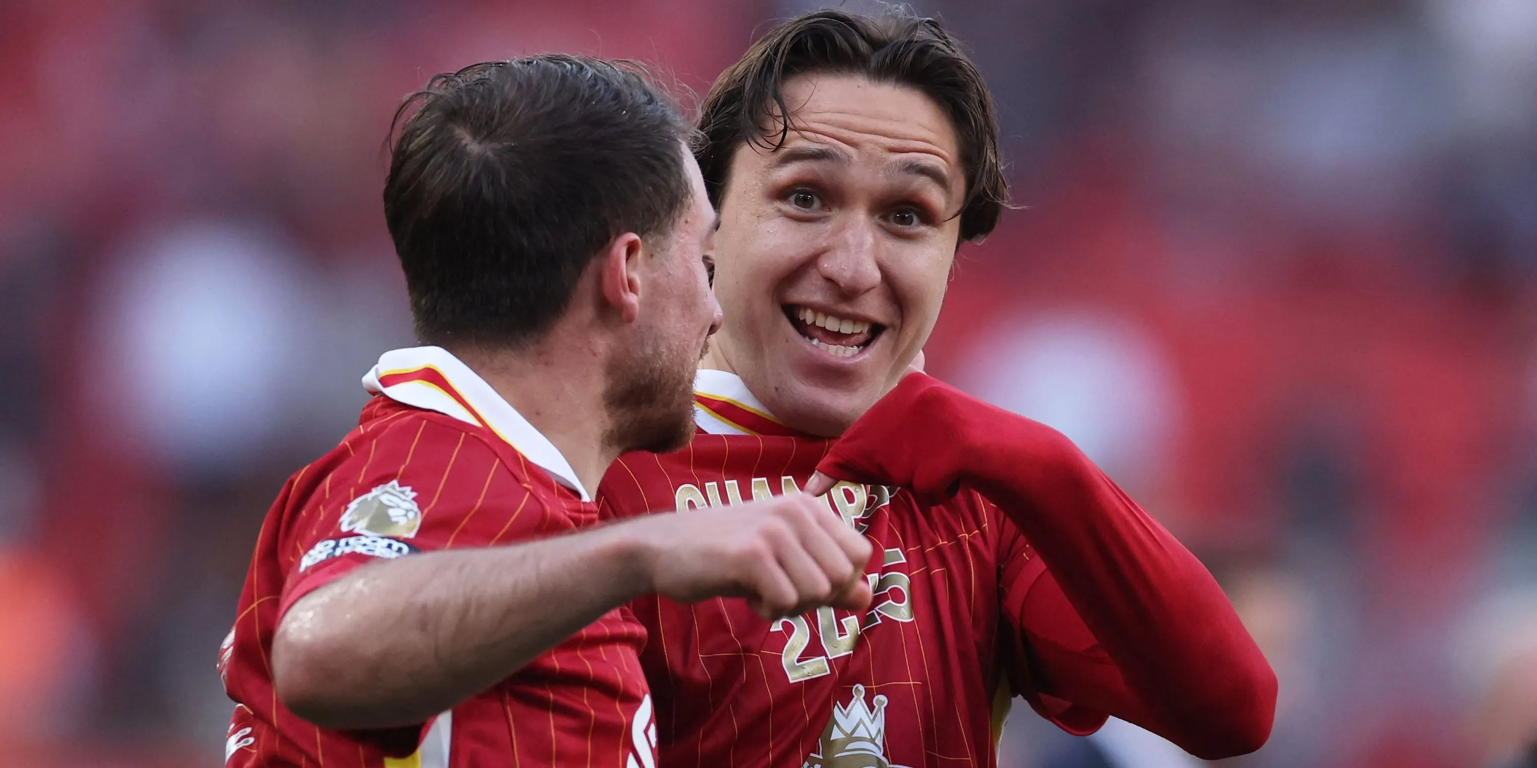 Federico Chiesa (phải), cầu thủ có thể rời Liverpool trong kỳ chuyển nhượng hè