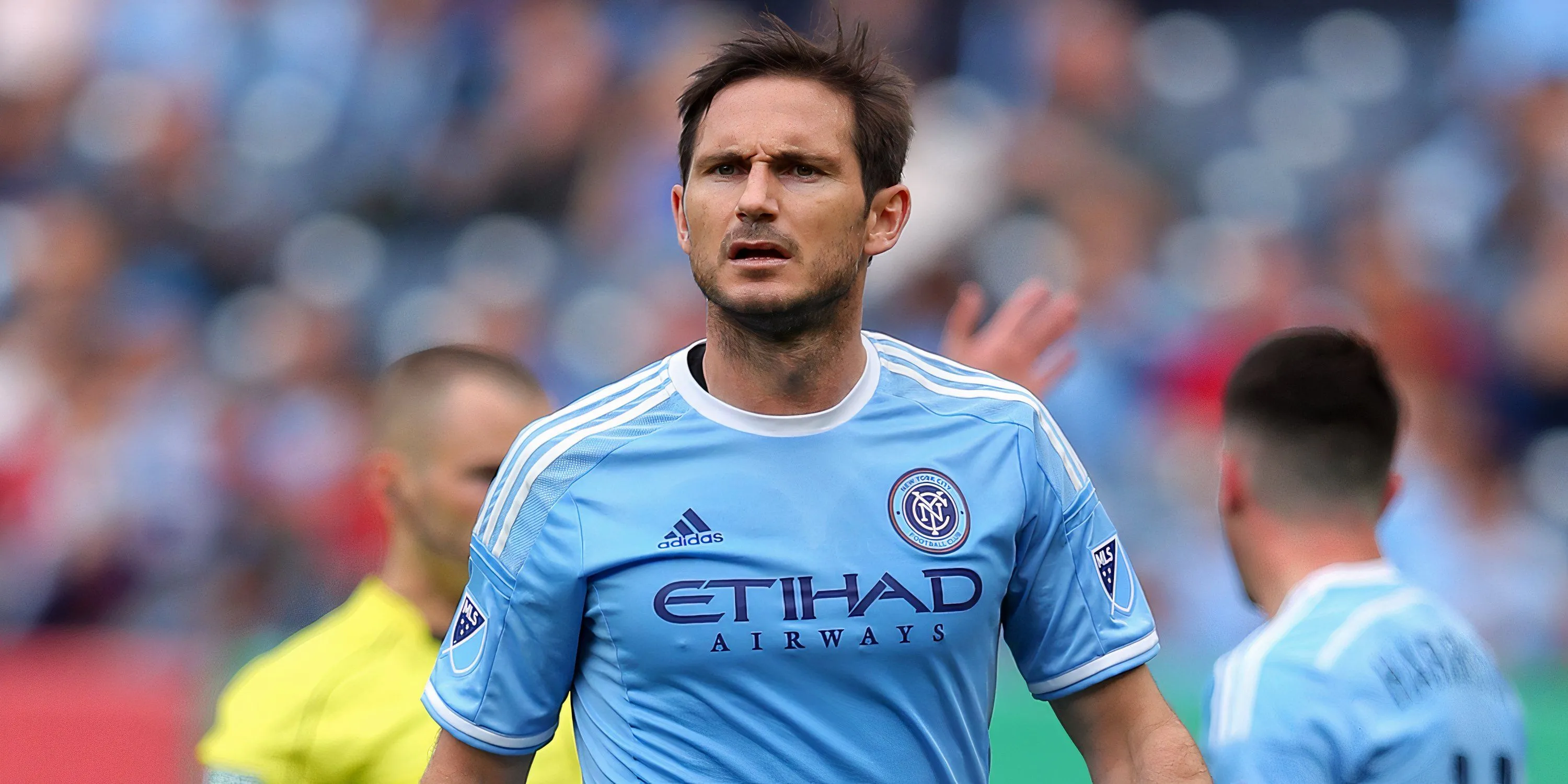 Frank Lampard trong màu áo New York City FC năm 2016 theo dõi trận đấu