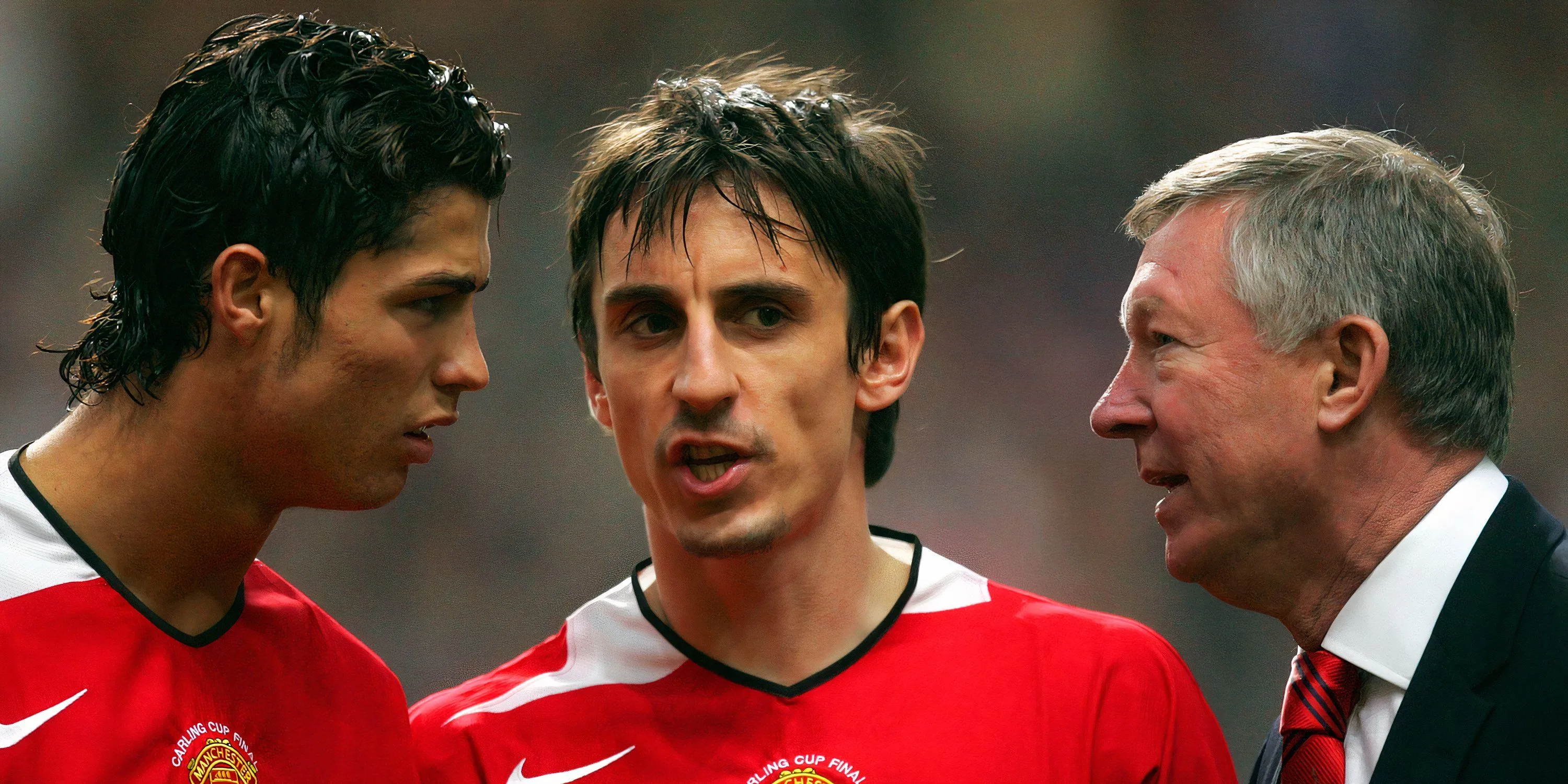 Gary Neville đứng cạnh Cristiano Ronaldo và Sir Alex Ferguson tại Manchester United