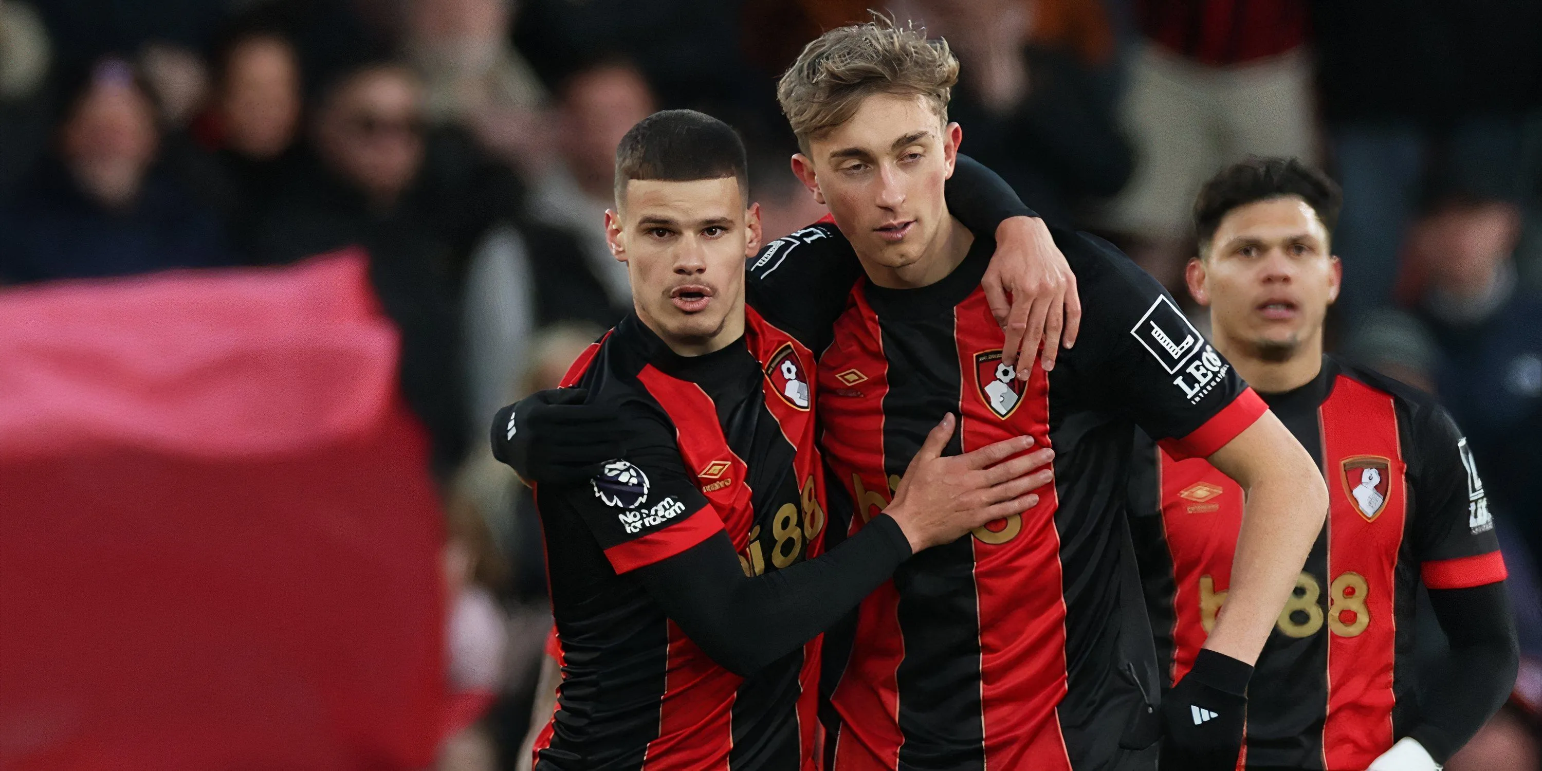Hai hậu vệ của Bournemouth, Milos Kerkez (trái) và Dean Huijsen, liên quan đến các thương vụ chuyển nhượng của Liverpool