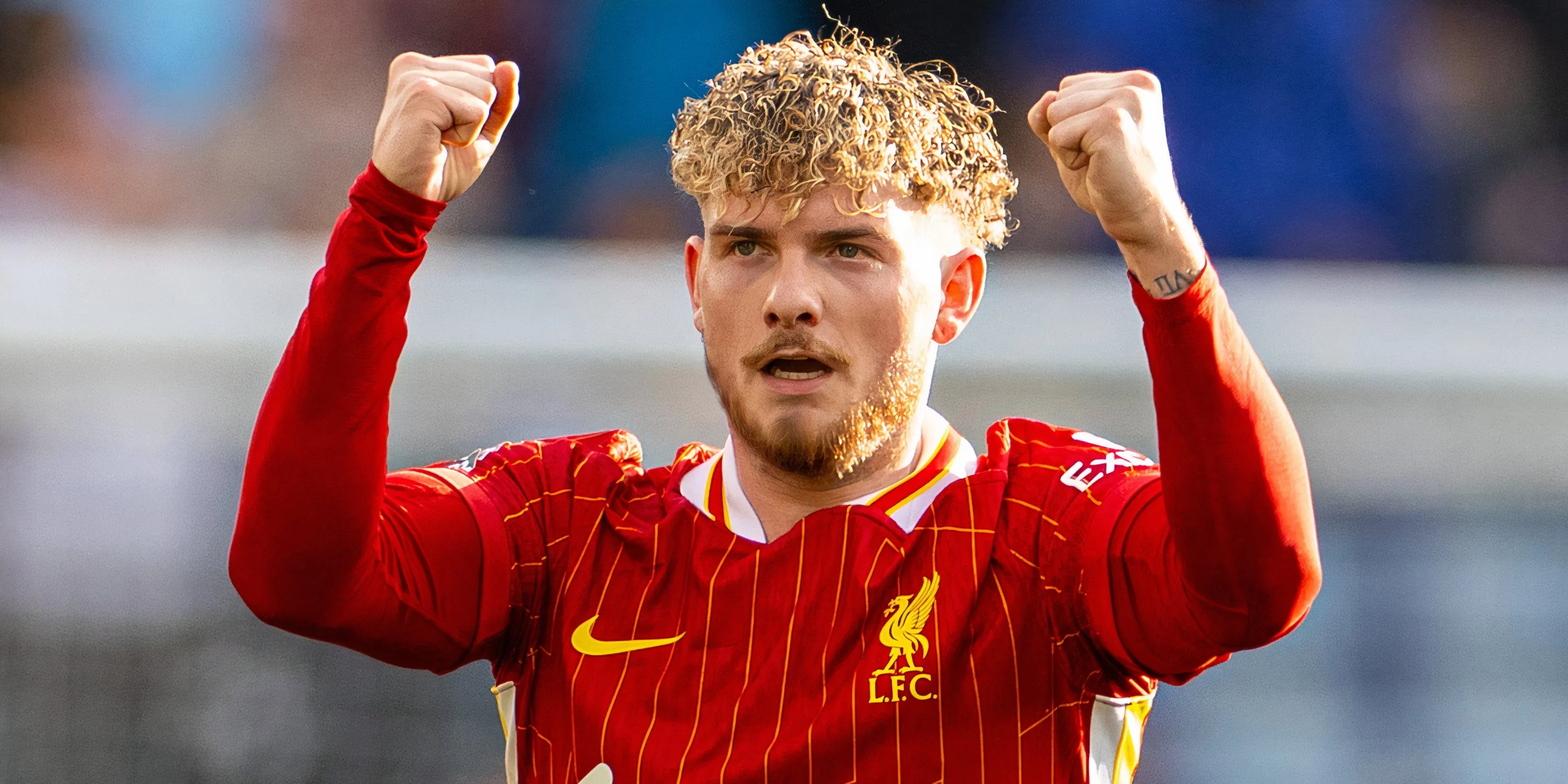 Harvey Elliott ăn mừng chiến thắng cùng các đồng đội Liverpool