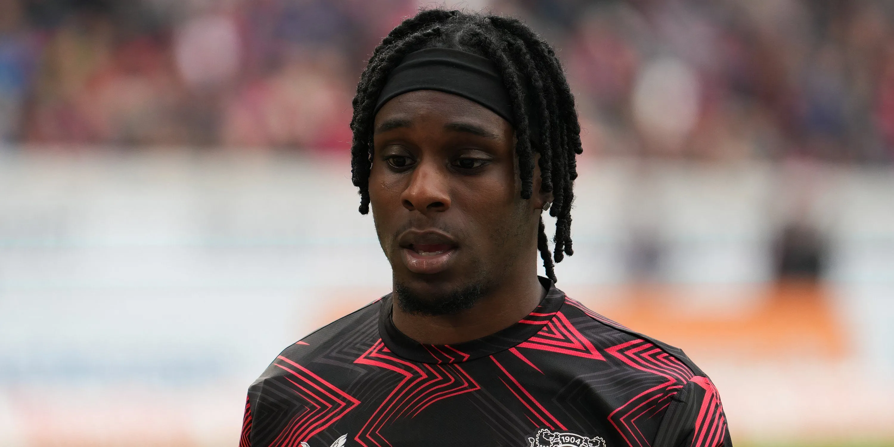 Hậu vệ Jeremie Frimpong khởi động cùng đồng đội tại Bayer Leverkusen