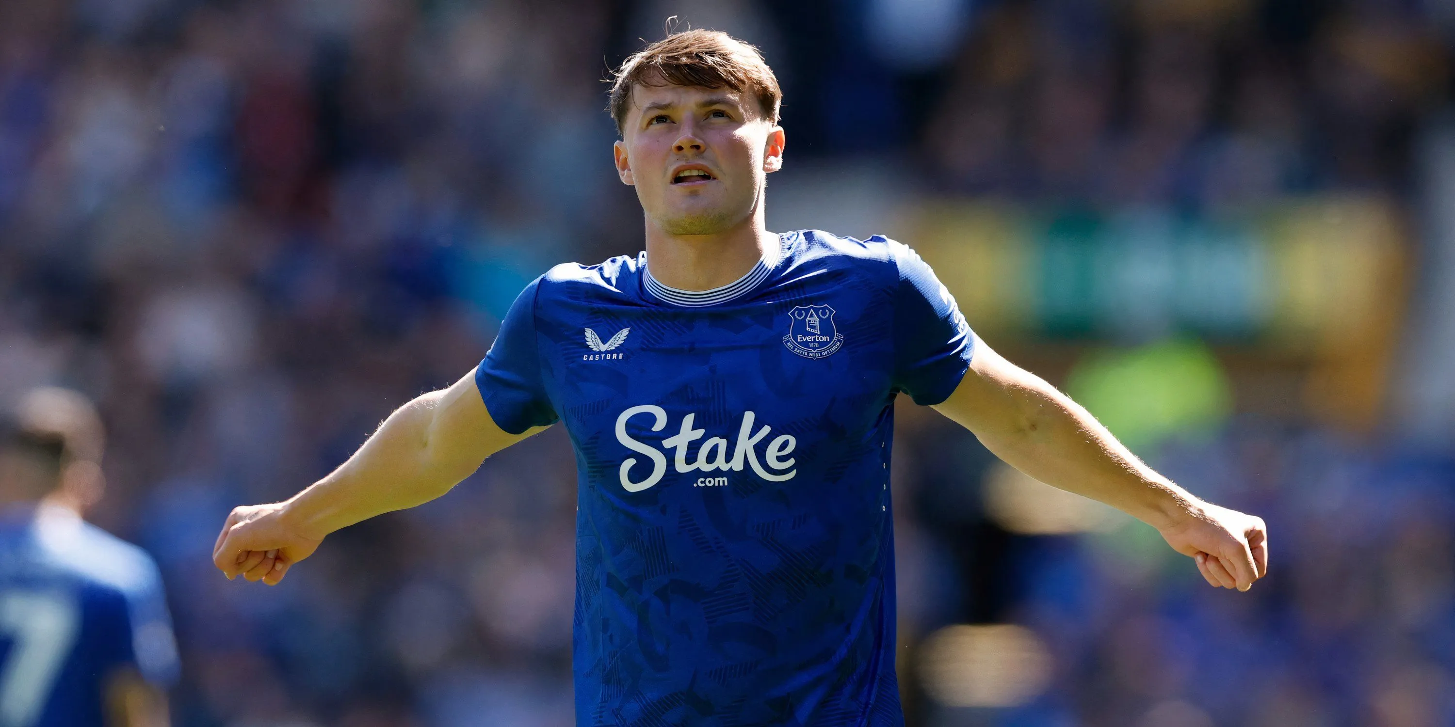 Hậu vệ Nathan Patterson của Everton trên sân tập