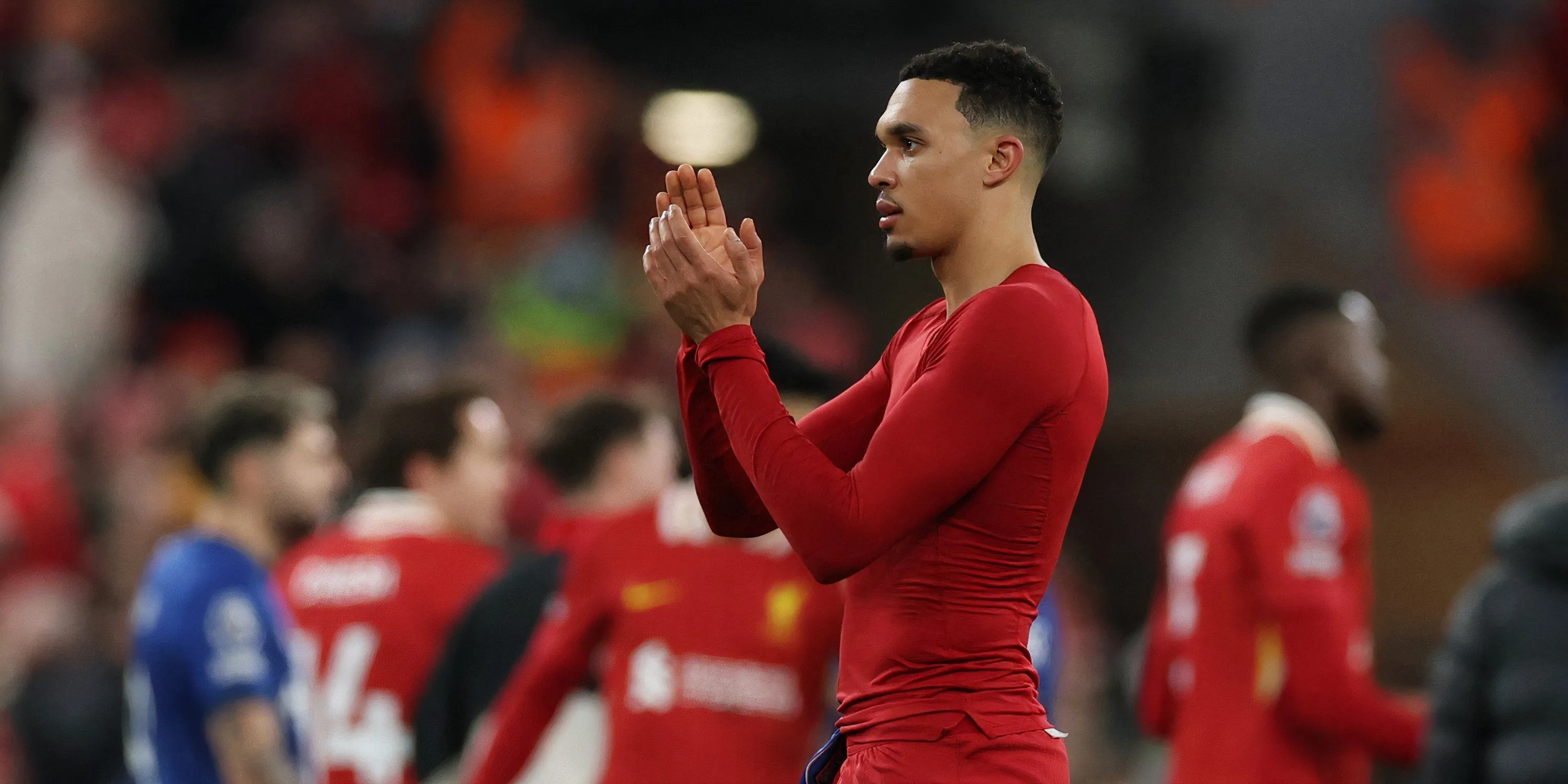 Hậu vệ phải Trent Alexander-Arnold của Liverpool trên sân