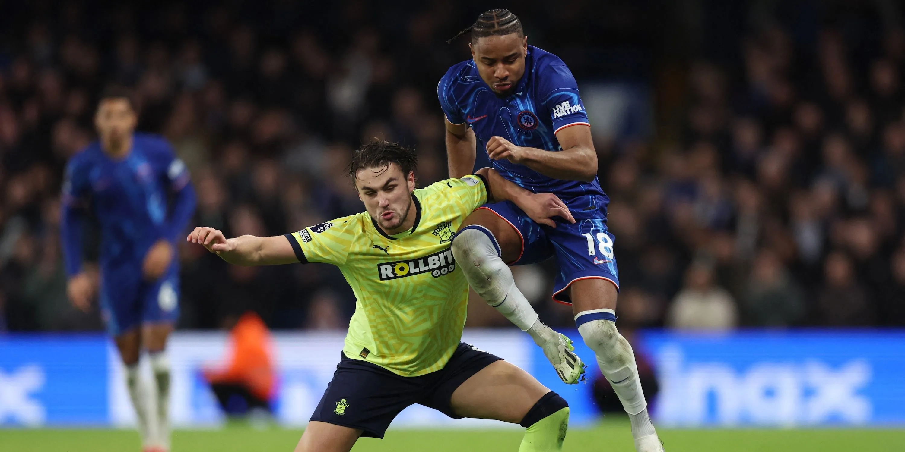 Hậu vệ Taylor Harwood-Bellis (áo trắng) trong trận đấu gặp Chelsea