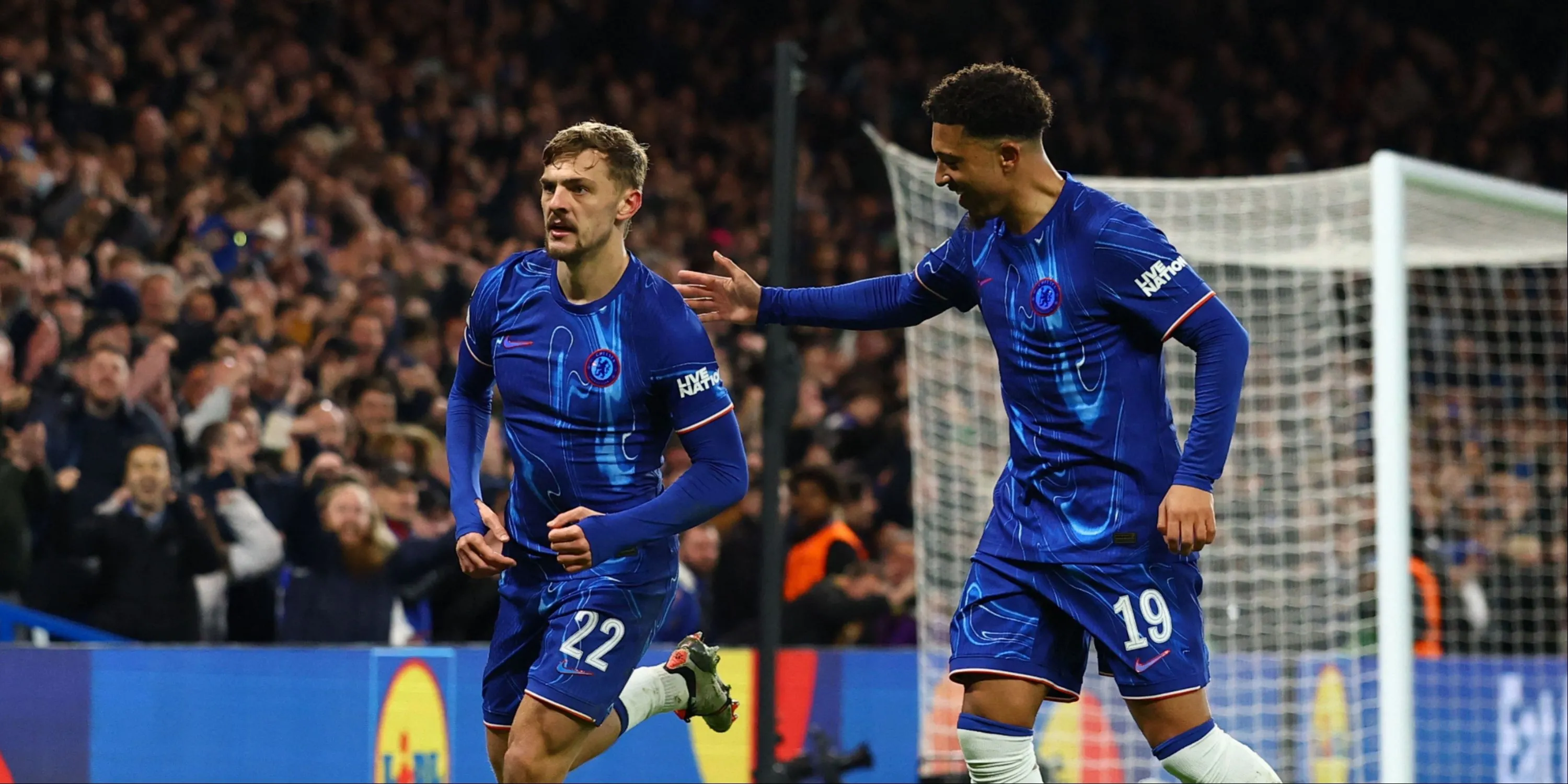 Hình ảnh ghép Jadon Sancho và Kiernan Dewsbury-Hall trong màu áo Chelsea