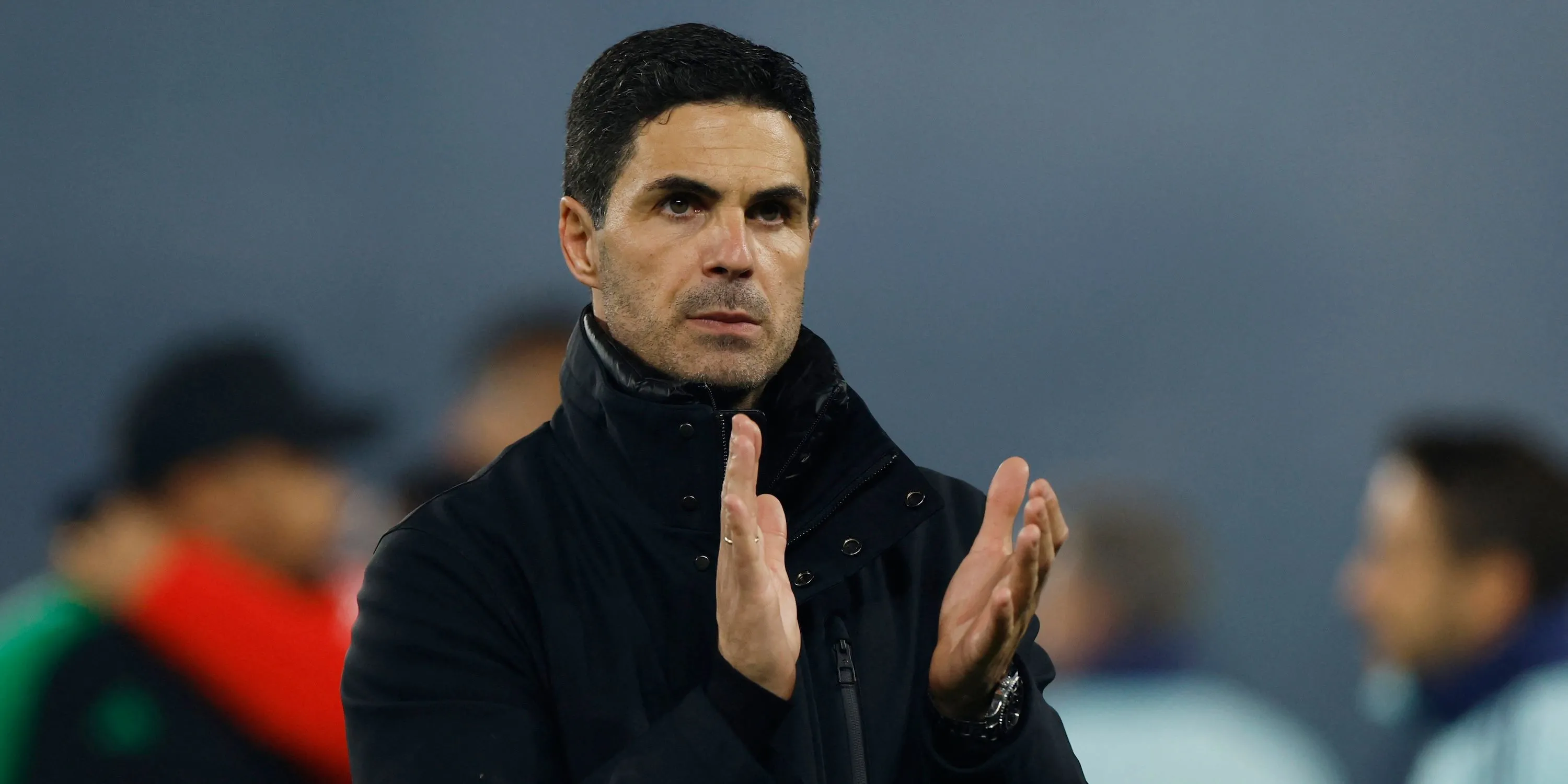Hình ảnh HLV Mikel Arteta của Arsenal thể hiện sự thất vọng, liên quan đến áp lực danh hiệu