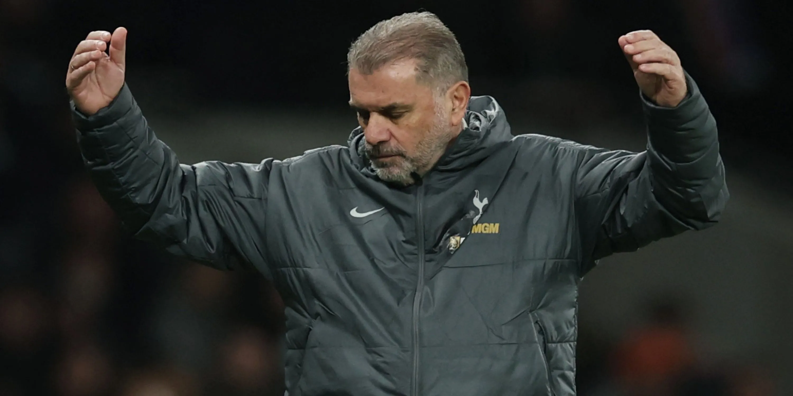 HLV Ange Postecoglou chỉ đạo trận đấu của Tottenham tại Premier League
