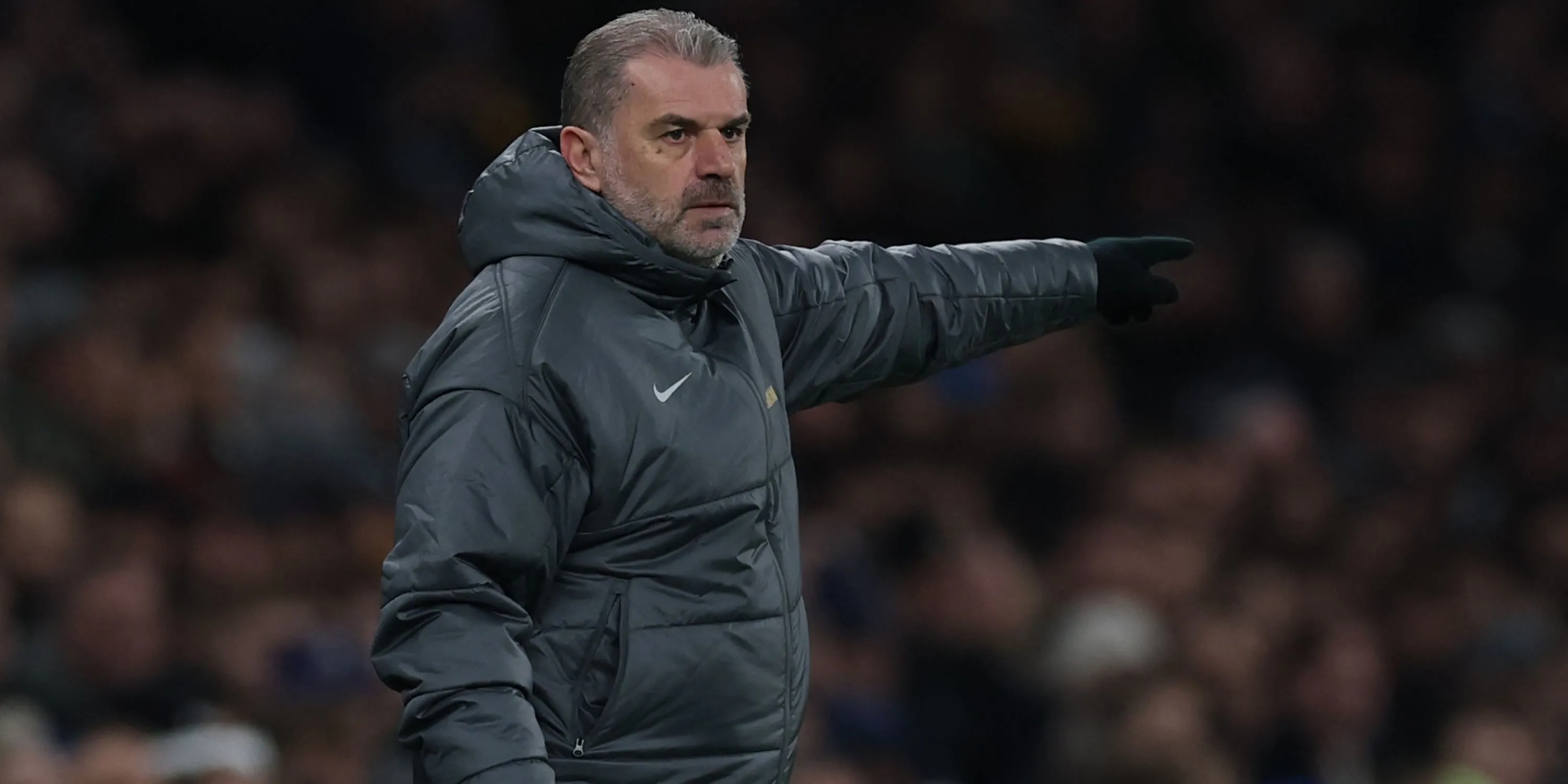 HLV Ange Postecoglou của Tottenham phản ứng trong một trận đấu tại Premier League