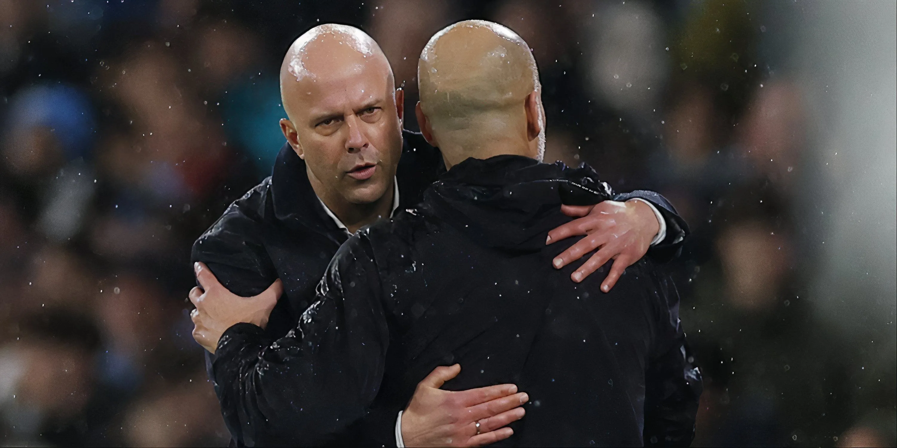 HLV Arne Slot của Liverpool và Pep Guardiola của Man City trong một khoảnh khắc trên sân cỏ Premier League