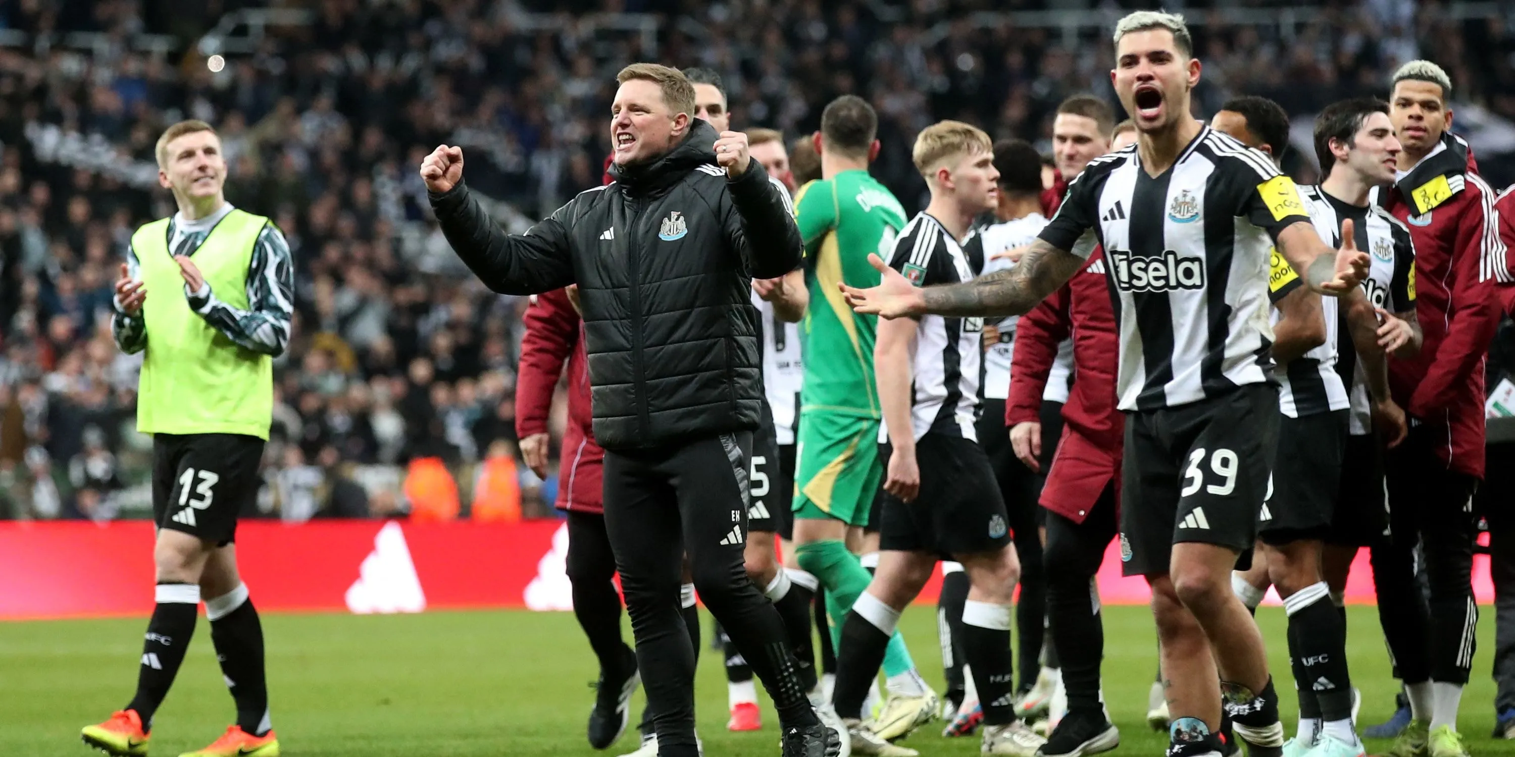 HLV Eddie Howe và Bruno Guimaraes ăn mừng cuồng nhiệt sau trận đấu của Newcastle United