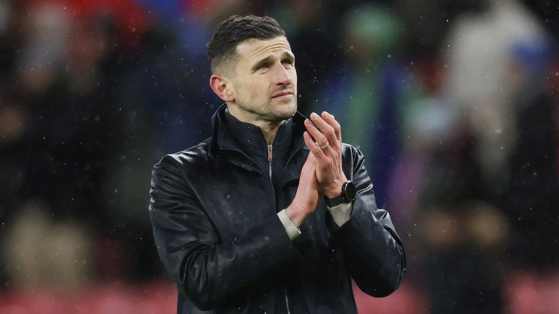 HLV John Mousinho của Portsmouth chỉ đạo bên đường biên