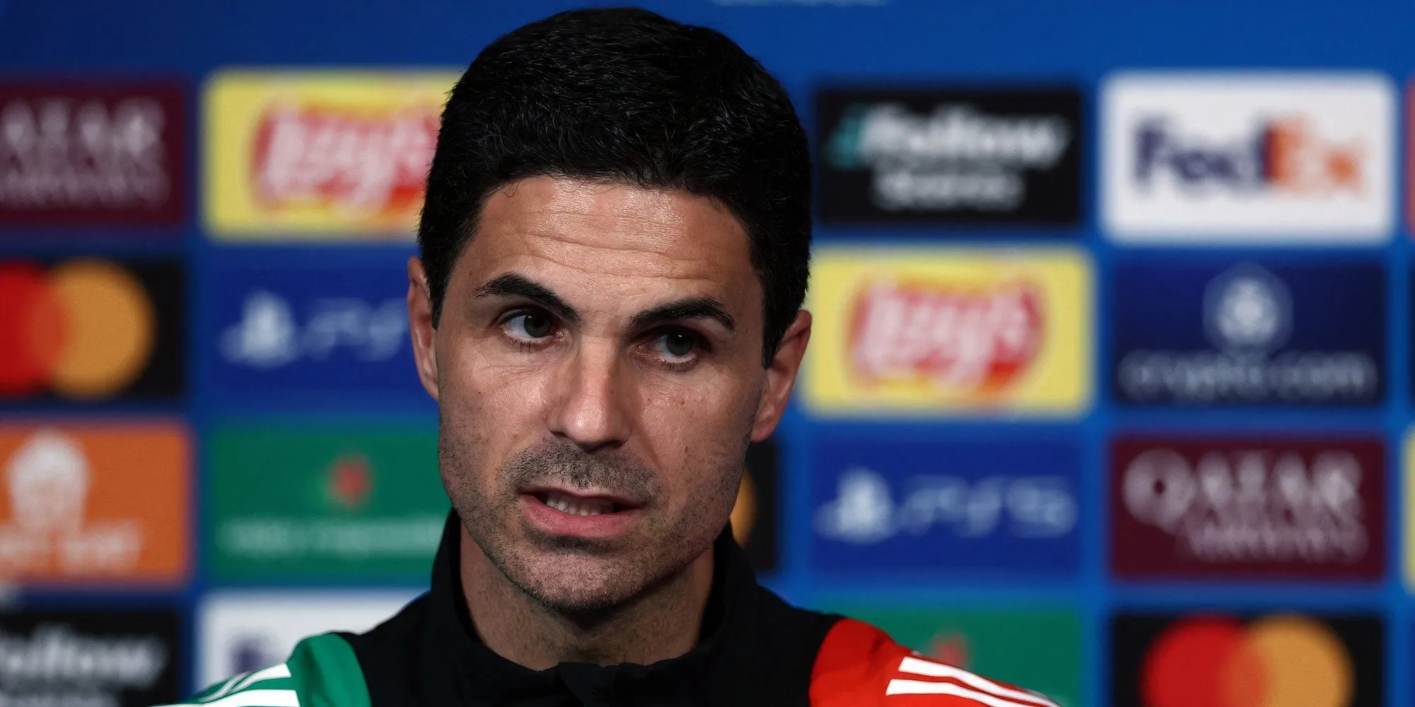 HLV Mikel Arteta của Arsenal với vẻ mặt đầy suy tư trong một buổi họp báo