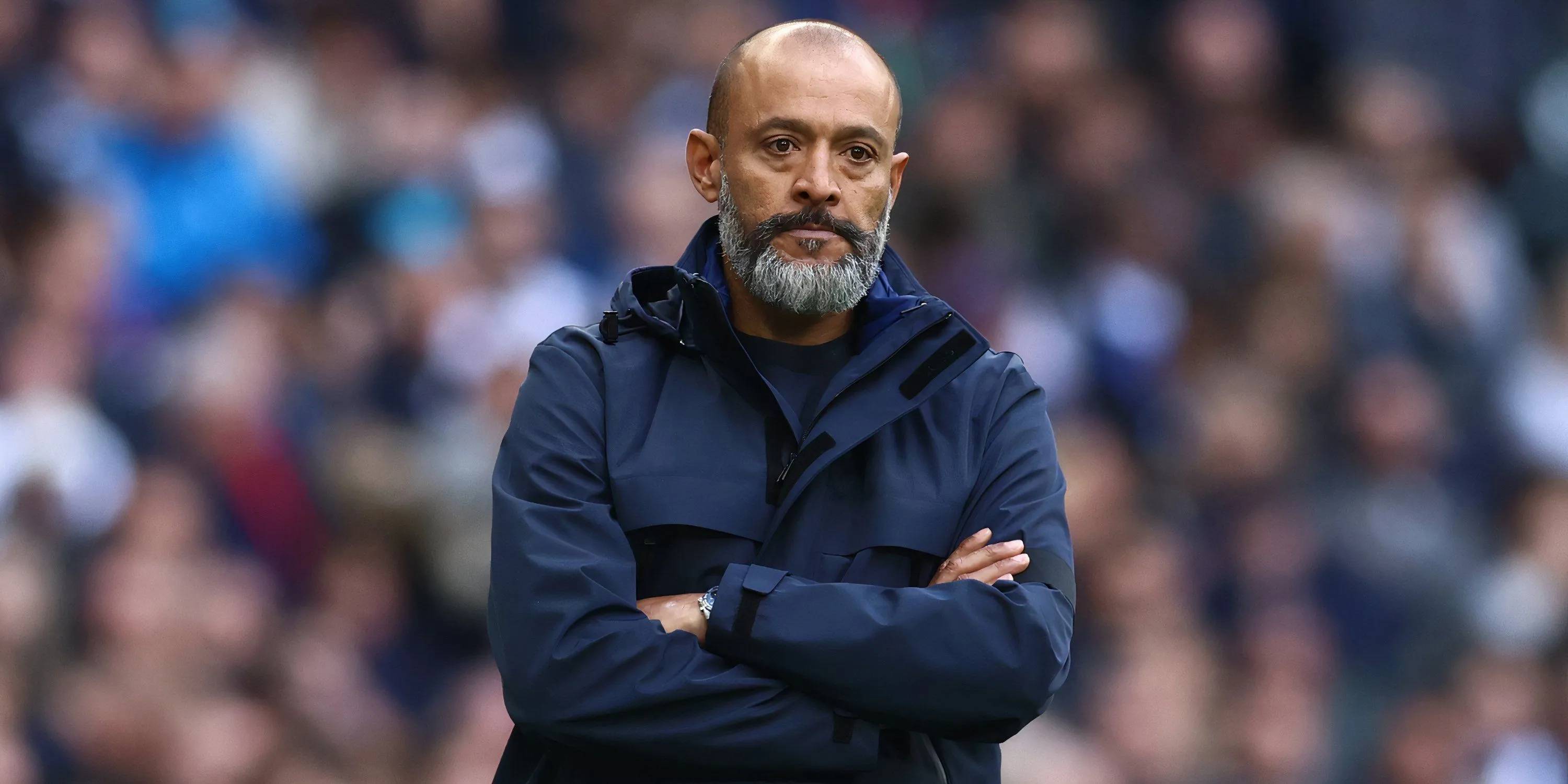 HLV Nuno Espirito Santo chỉ đạo các cầu thủ Nottingham Forest