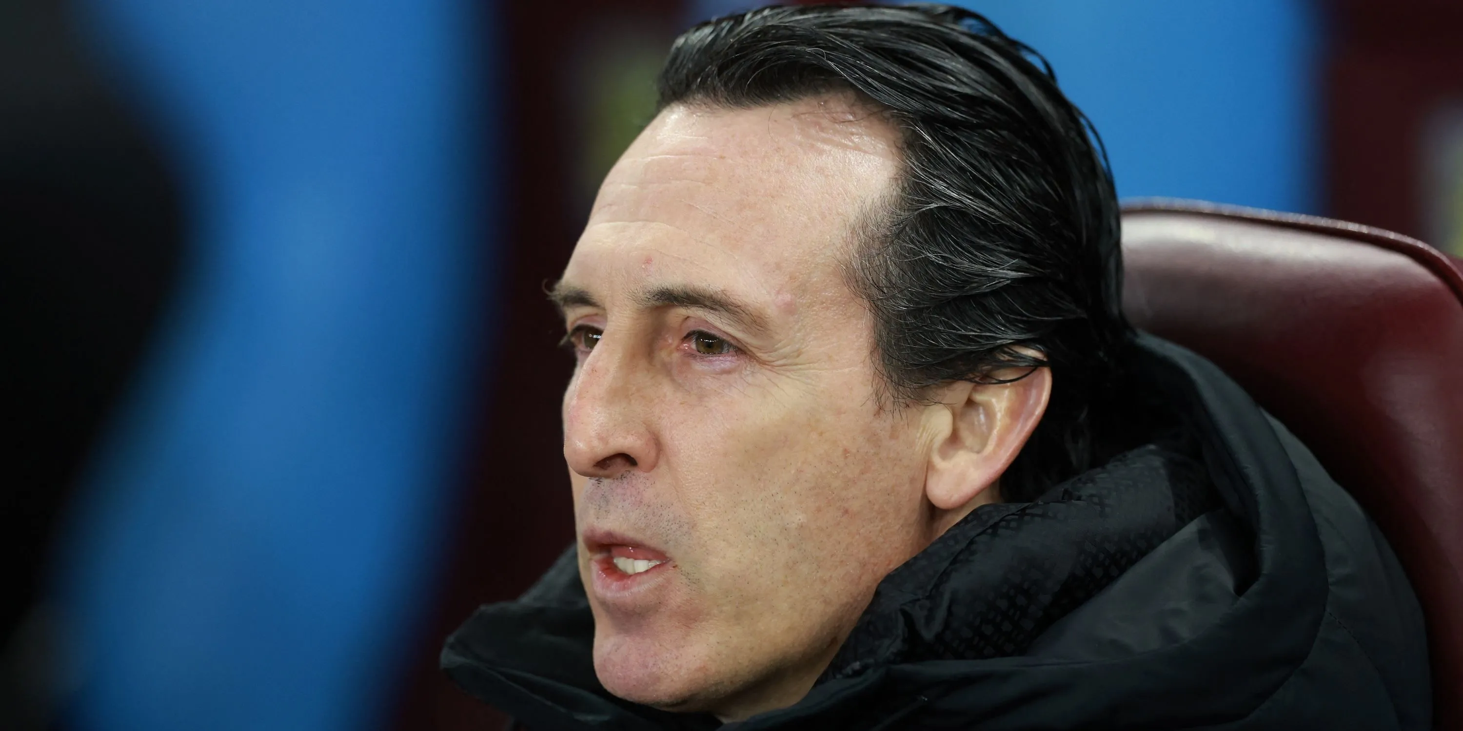 HLV Unai Emery chỉ đạo trước trận đấu của Aston Villa.