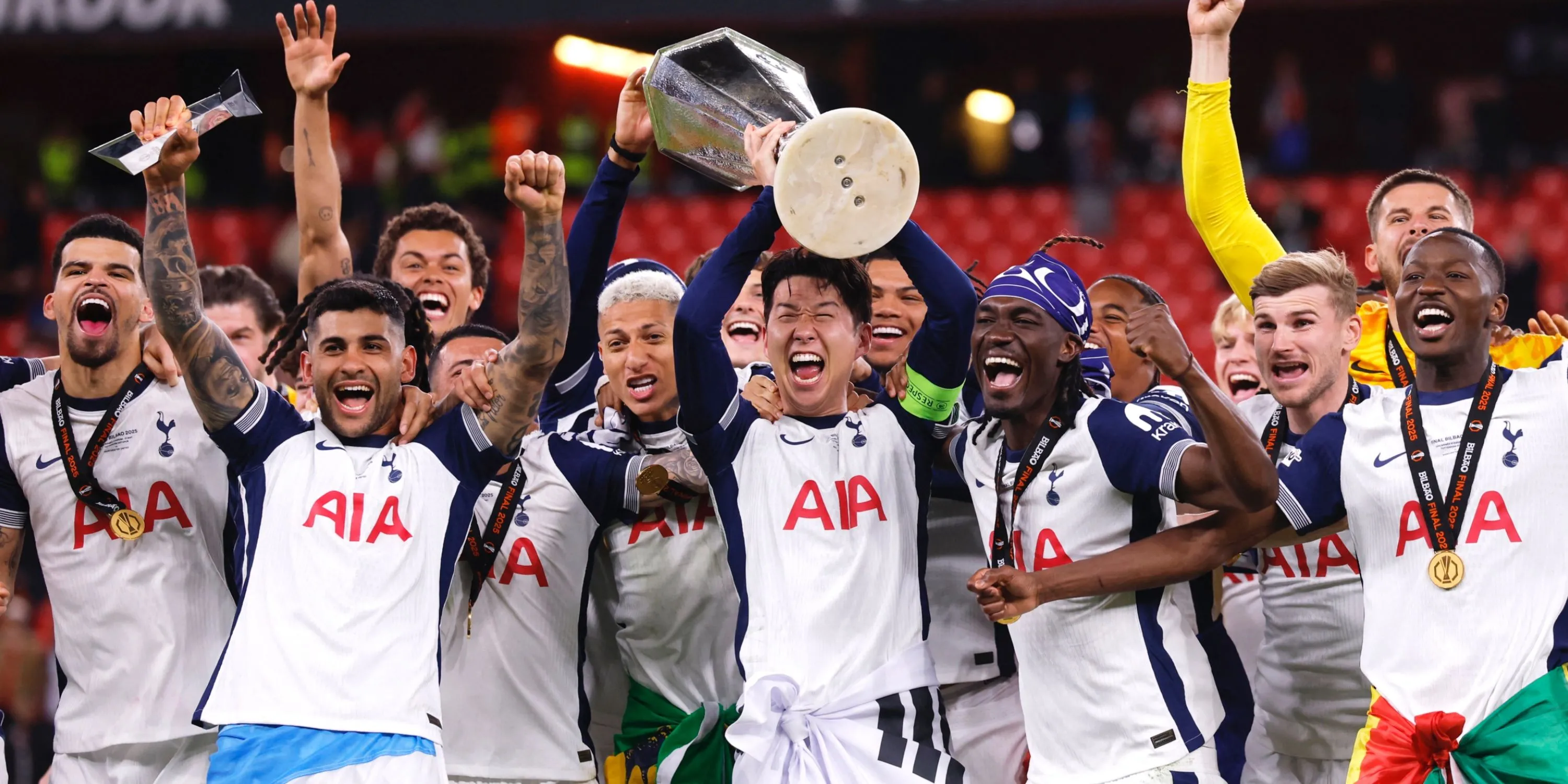 Huấn luyện viên Ange Postecoglou ăn mừng cùng các cầu thủ Tottenham sau khi vô địch Europa League
