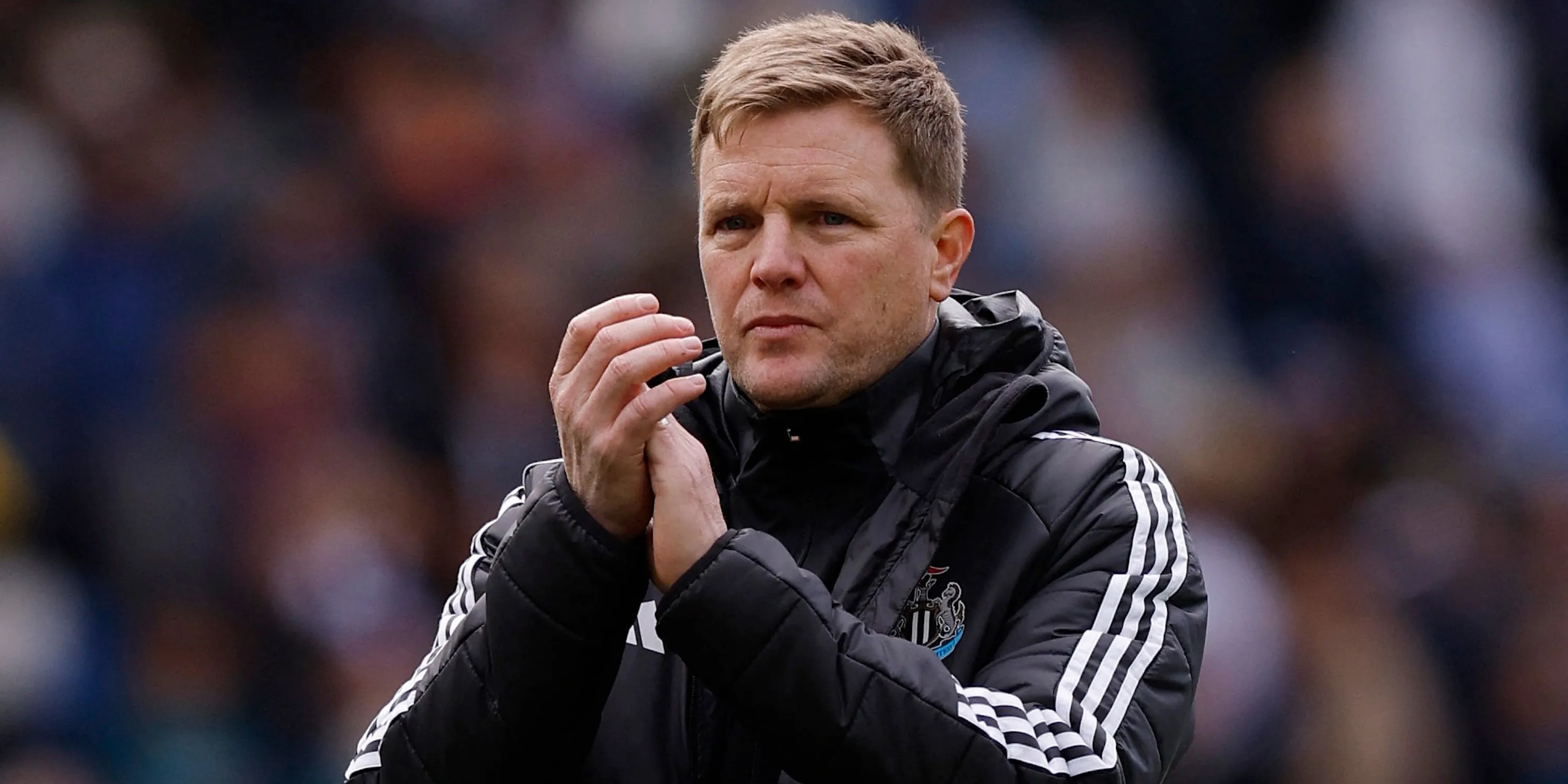 Huấn luyện viên Eddie Howe của Newcastle vỗ tay cảm ơn người hâm mộ sau trận đấu