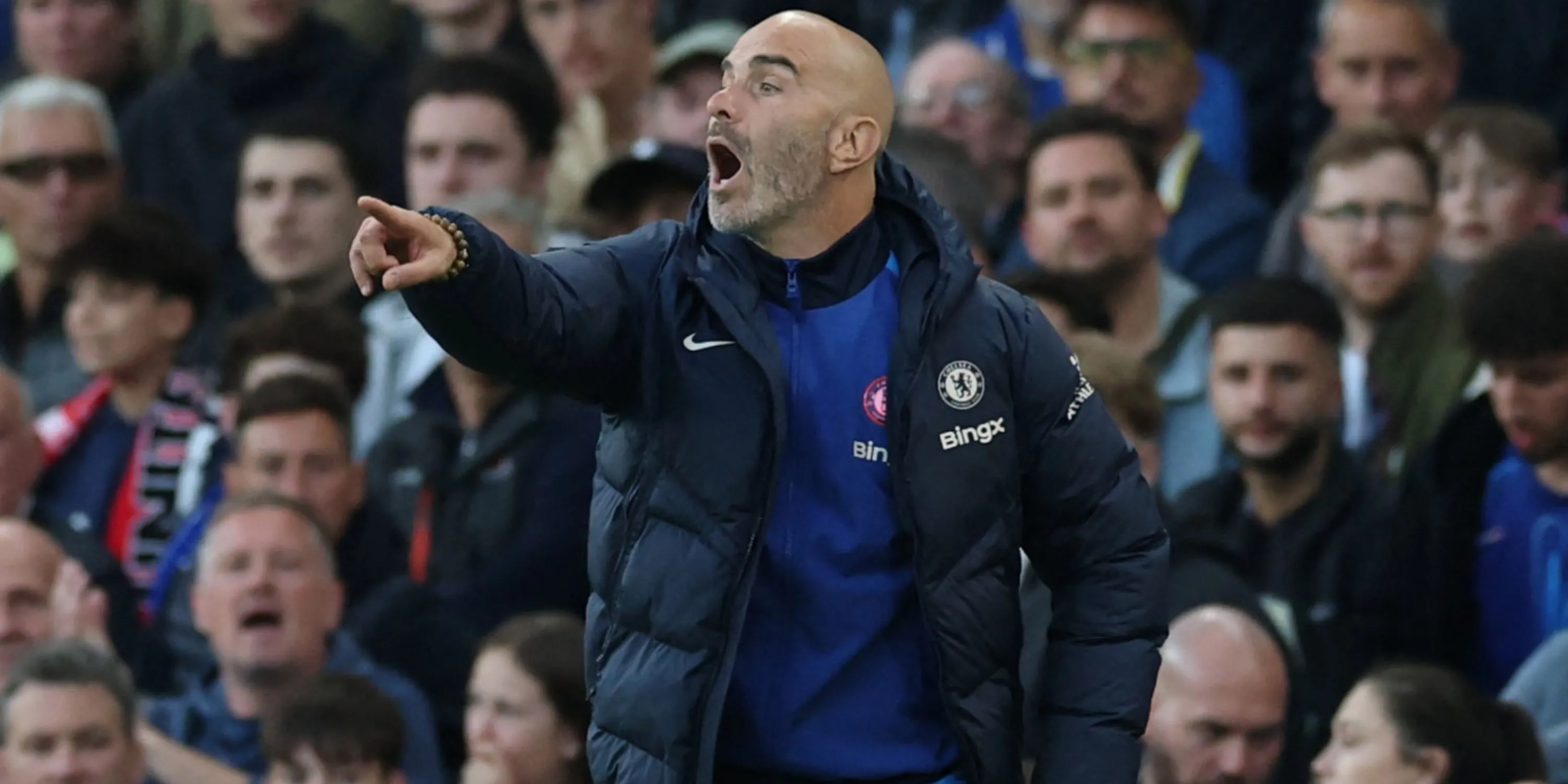 Huấn luyện viên Enzo Maresca chỉ đạo trận đấu giữa Chelsea và Manchester United